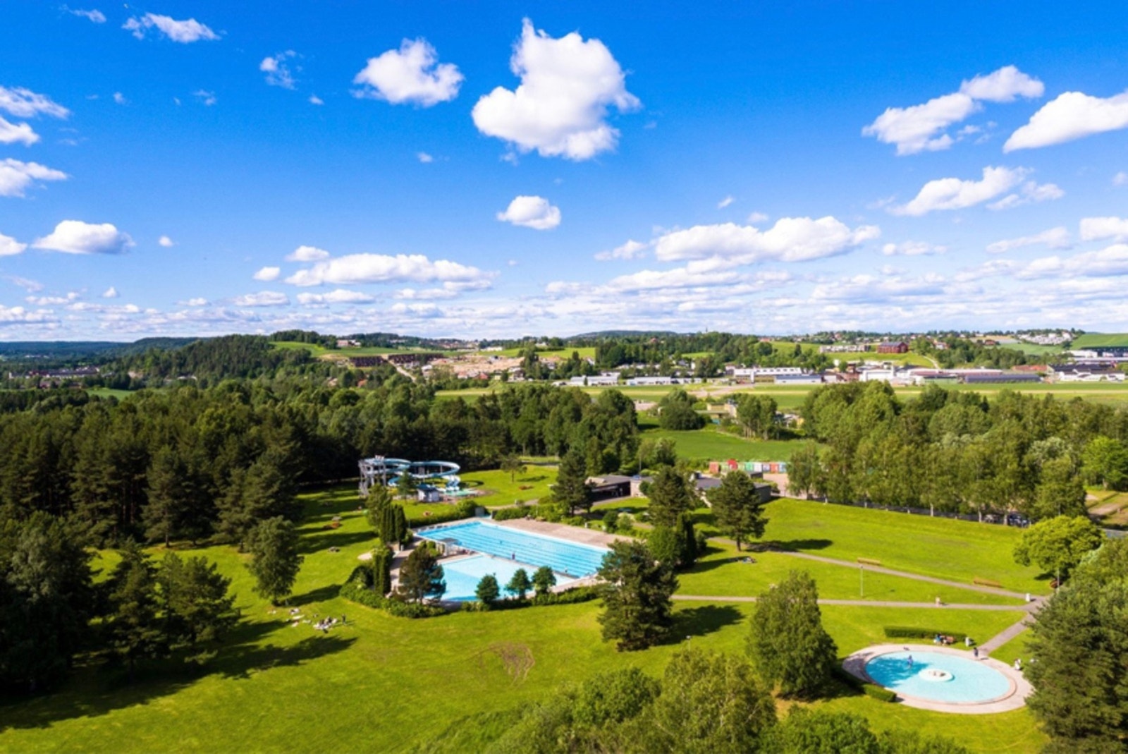En kort gåtur unna finner du Nebbursvollen Friluftsbad, byens populære badested med basseng, vannsklier, grøntområder, kiosk m.m. Galleribilde
