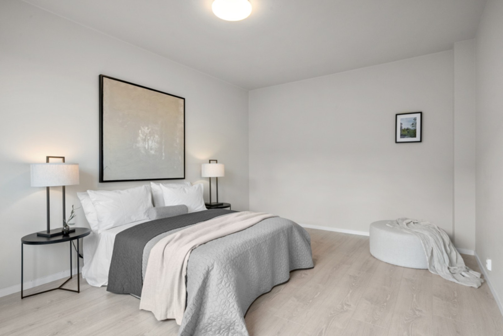 Det er plass til garderobeskap langs veggen.
Bildet er tatt fra leiligheten som ligger i etasjen ovenfor. Leiligheten ovenfor er identisk, men høyere utsyn Galleribilde