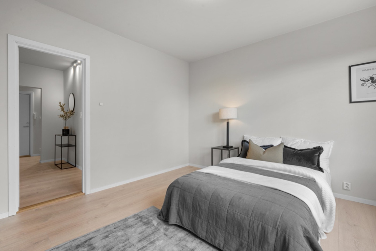 Soverom 2.
Bildet er tatt fra leiligheten som ligger i etasjen ovenfor. Leiligheten ovenfor er identisk, men høyere utsyn Galleribilde