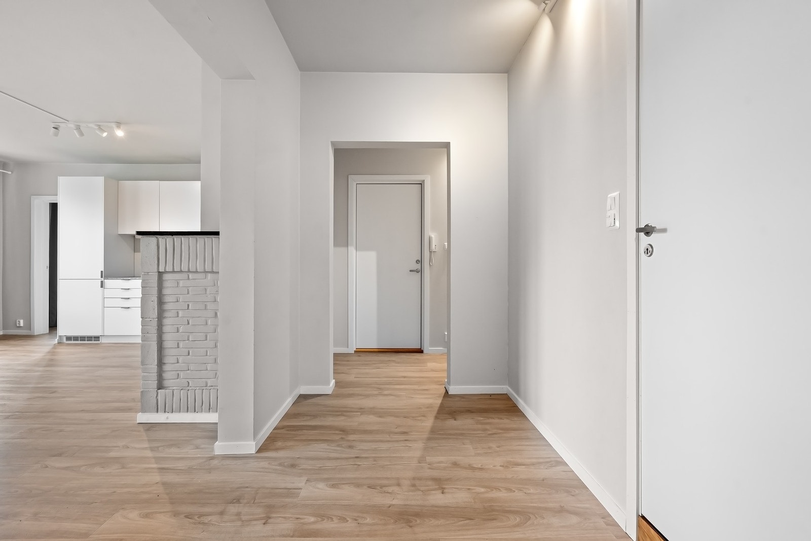 Lys og luftig gang inn til åpen stue og kjøkkenløsning Galleribilde