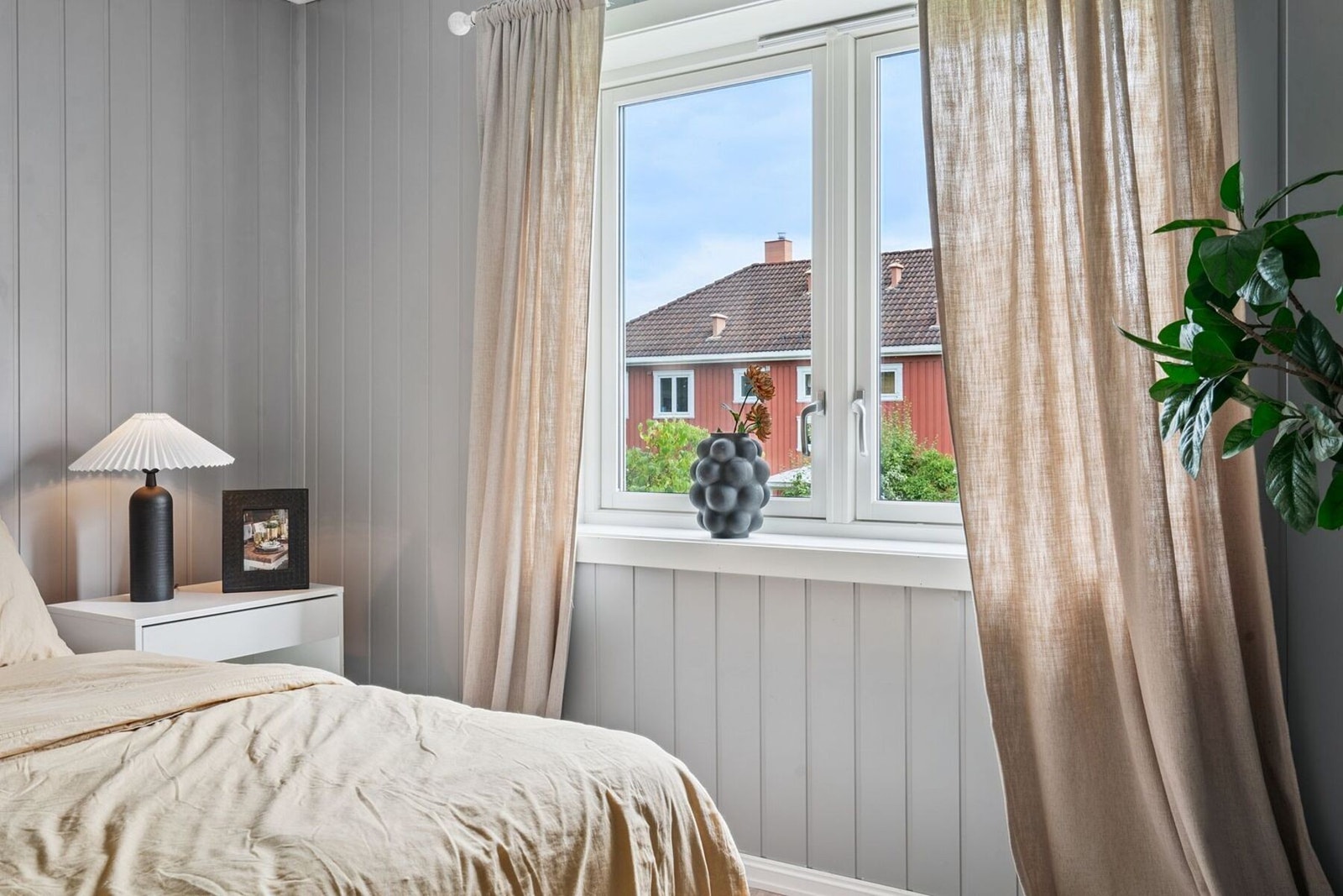 De nøytrale fargene gjør det enkelt å sette sitt eget preg på rommet gjennom interiør og dekor. Galleribilde