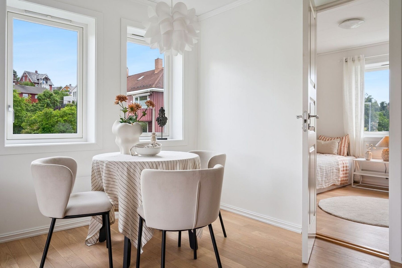 Det passer utmerket med spisebord utenfor kjøkkenet. Galleribilde