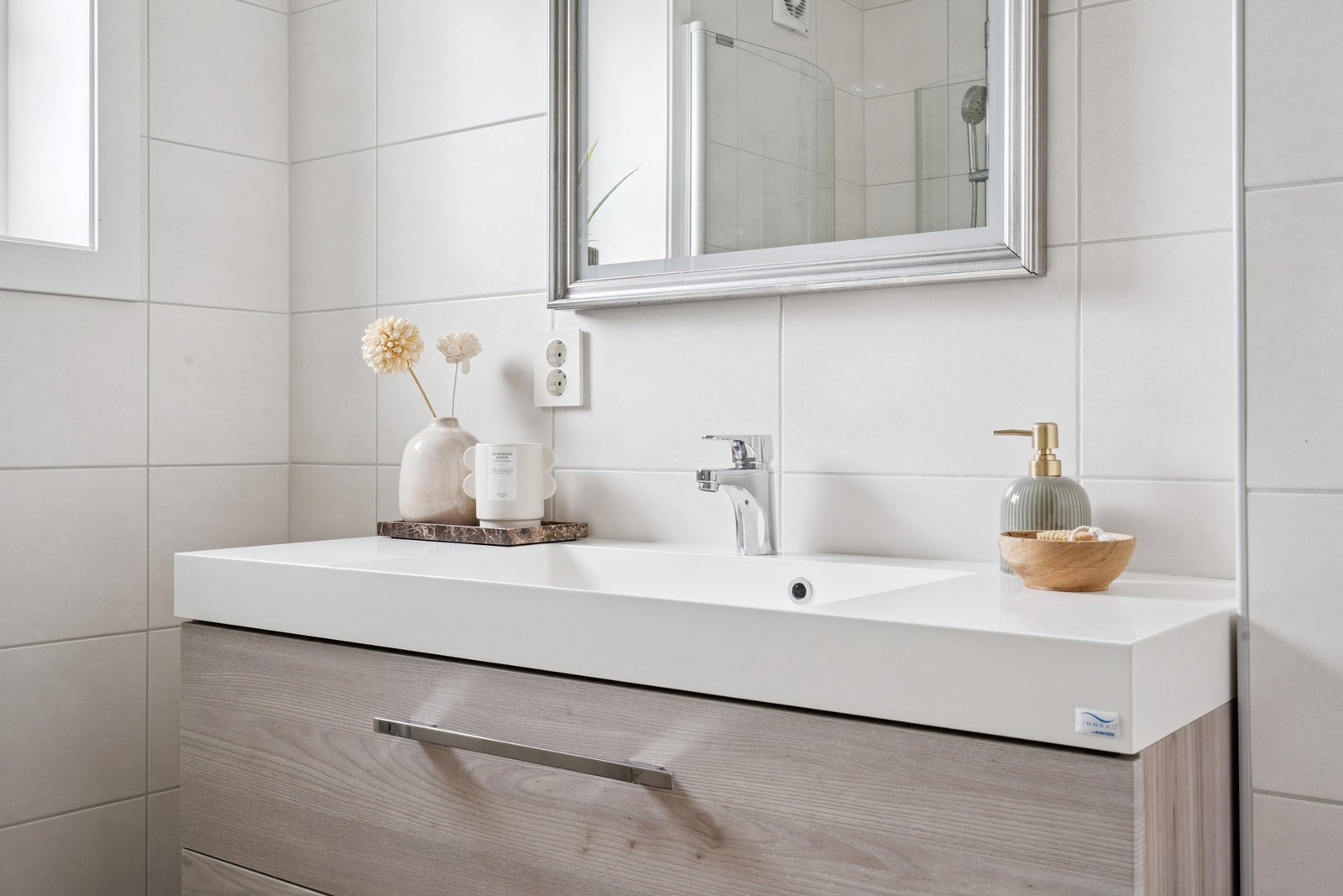 Baderommet er utstyrt med servantskap, innfellbare dusjdører, veggmontert wc og opplegg for vaskemaskin. Galleribilde