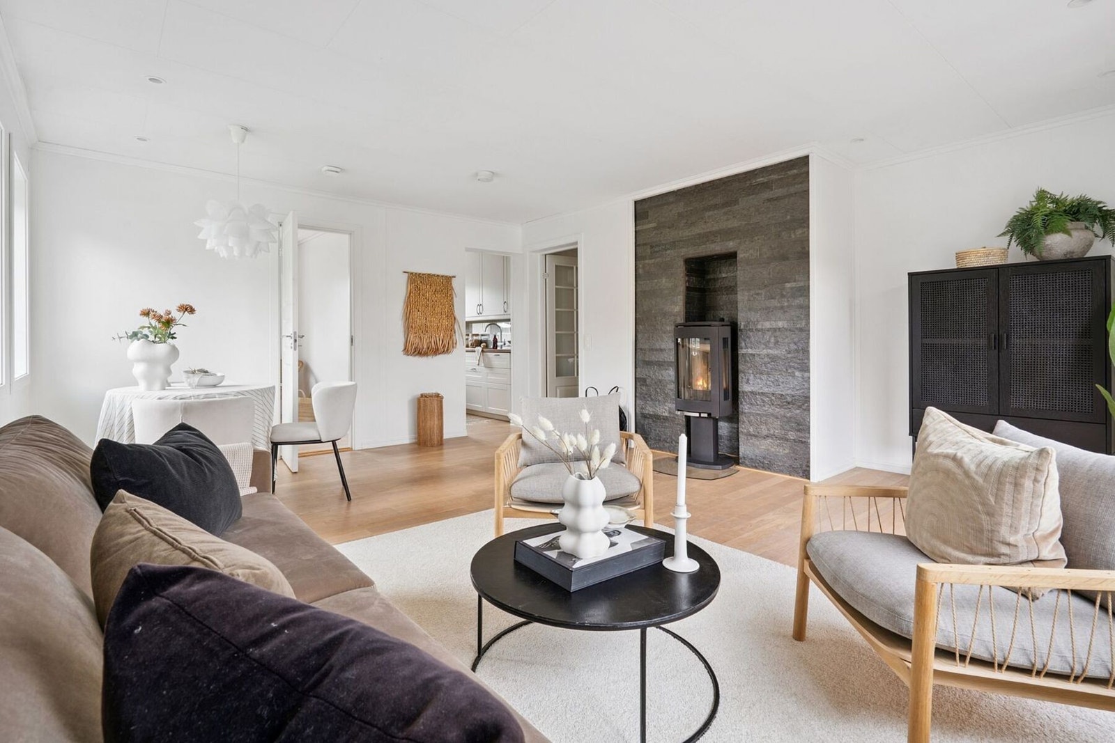 Lys og luftig stue som måler 24 kvm. Stuen byr også på en effektiv og koselig vedovn. Galleribilde