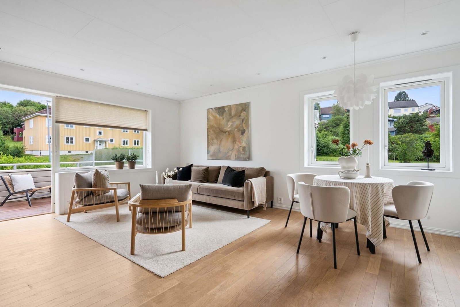 Stuen kan enkelt innredes med både spisebord og stor sofagruppe - uten at det oppleves rotete. Galleribilde