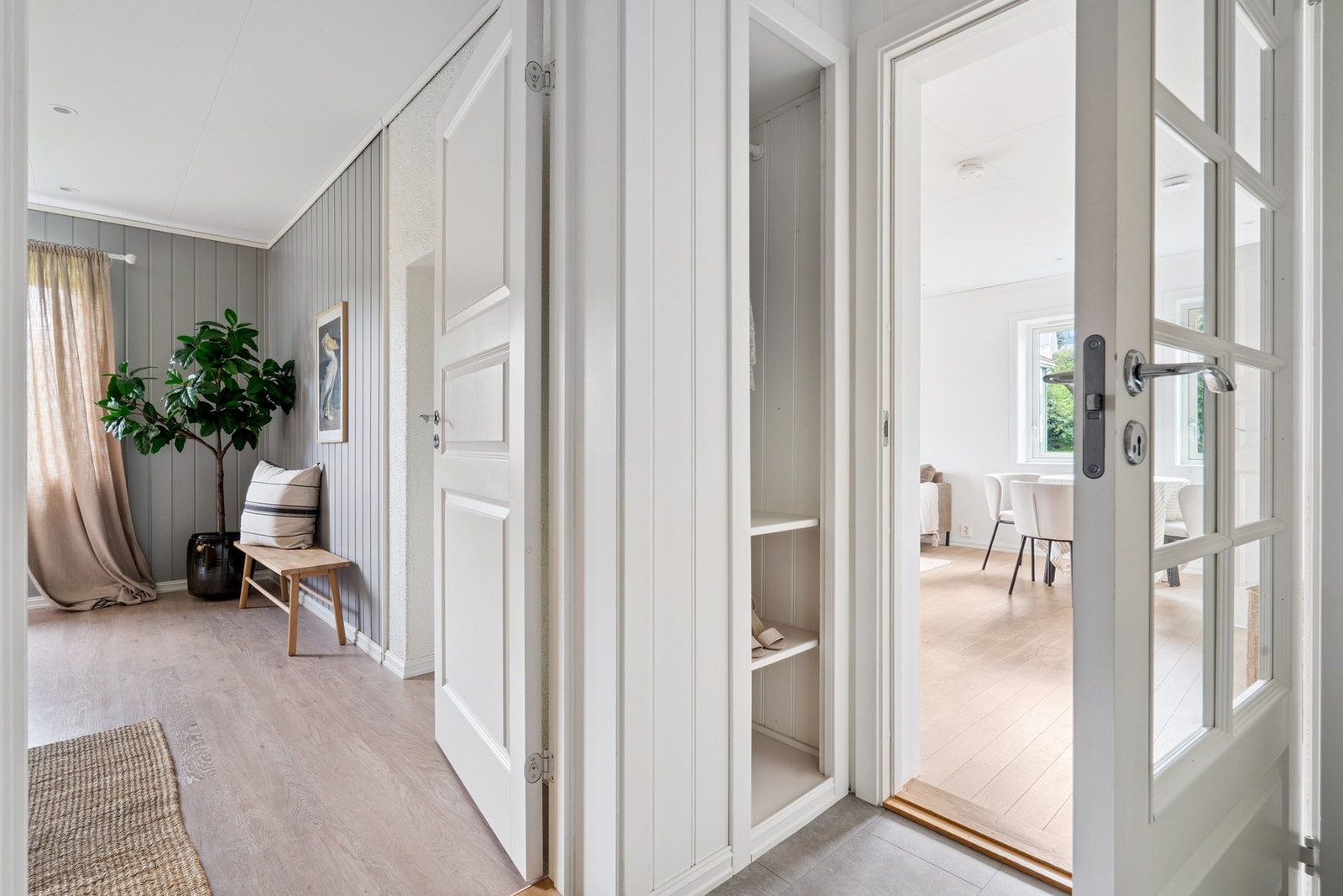 Entréen er utstyrt med porttelefon. Galleribilde