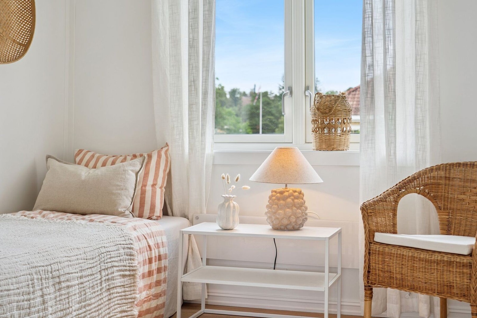 Soverom nr. 2 er malt i lyse farger. Galleribilde