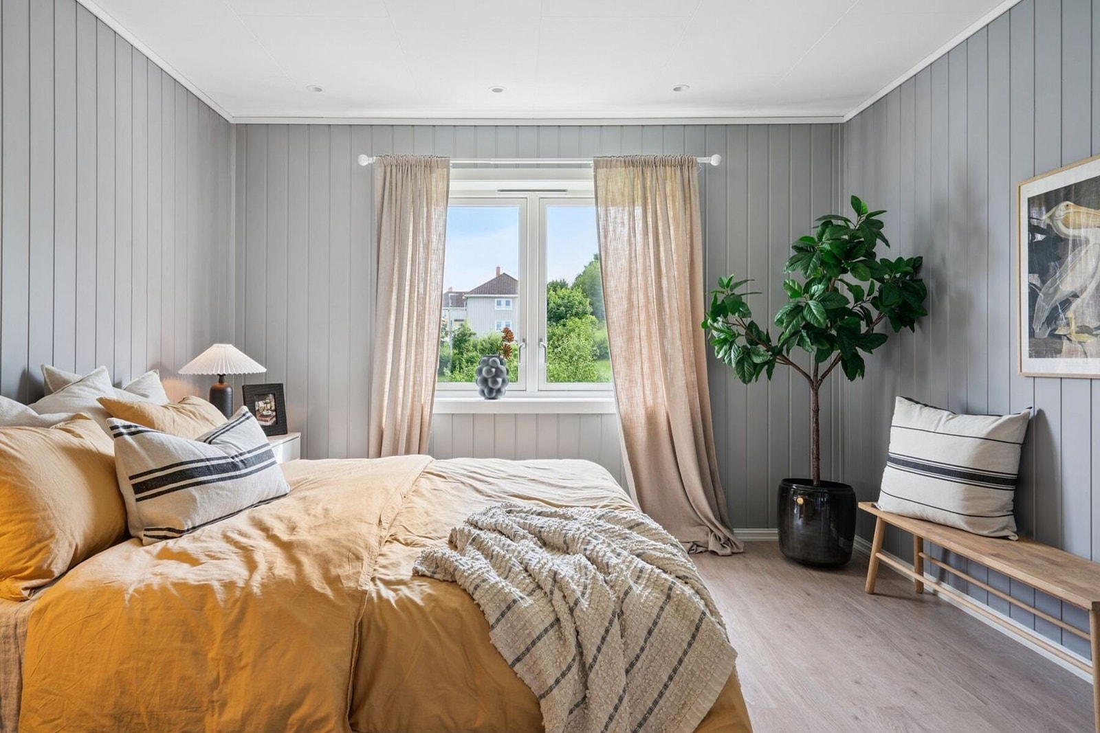 Hovedsoverommet har god plass til stor dobbeltseng og tilhørende møblement. Gulvet er belagt med parkett. Galleribilde