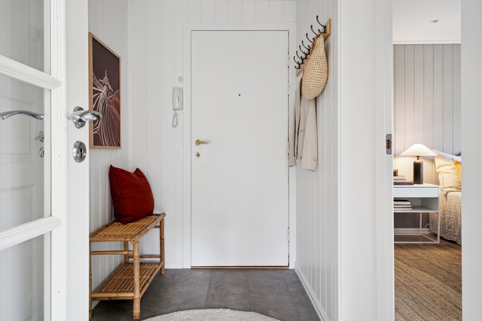 Vi ønsker deg velkommen inn. Lys og innbydende entré med downlights i himlingen. Galleribilde