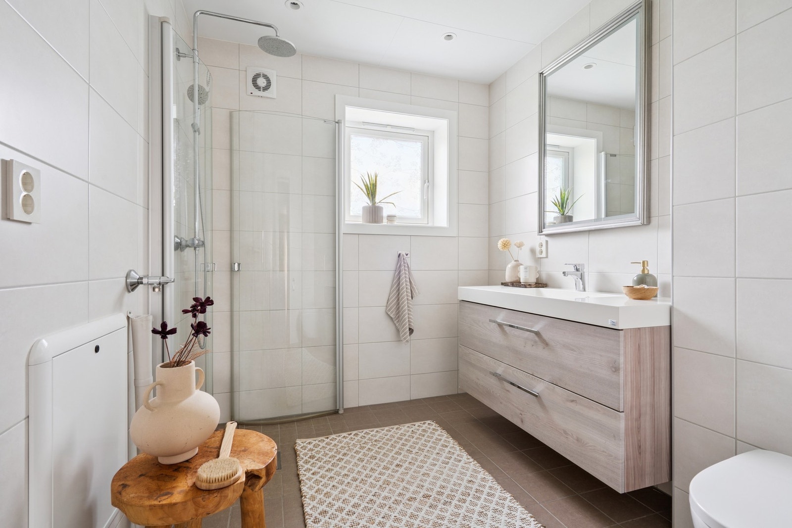 Pent bad med flislagt gulv med varme. Galleribilde