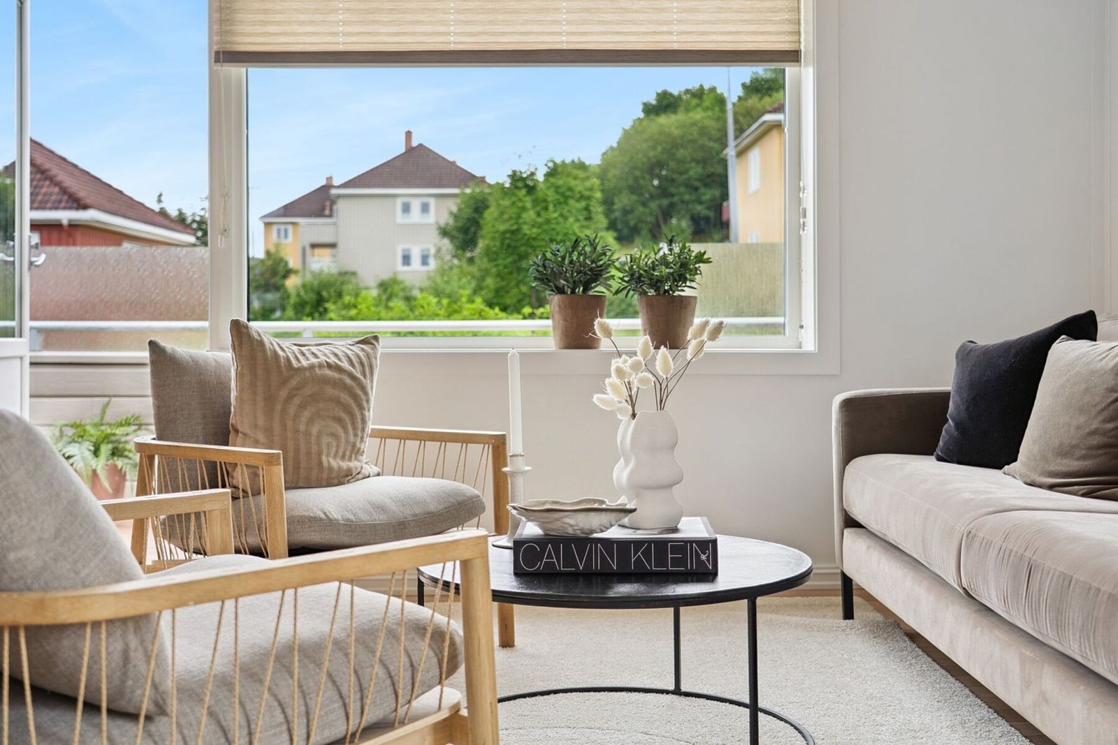 De store vindusflatene byr på rikelig med naturlig syninnslipp. Galleribilde