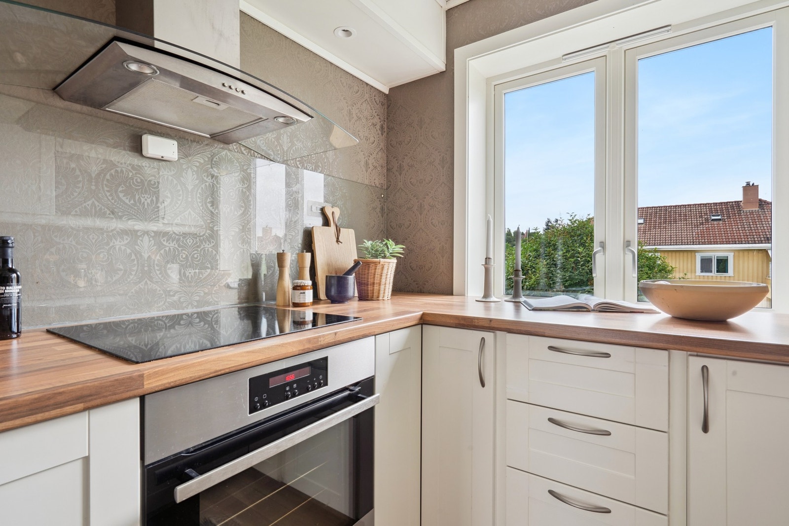 Kjøkkenet er godt utbygget med skap, skuff og benkeplass. Galleribilde