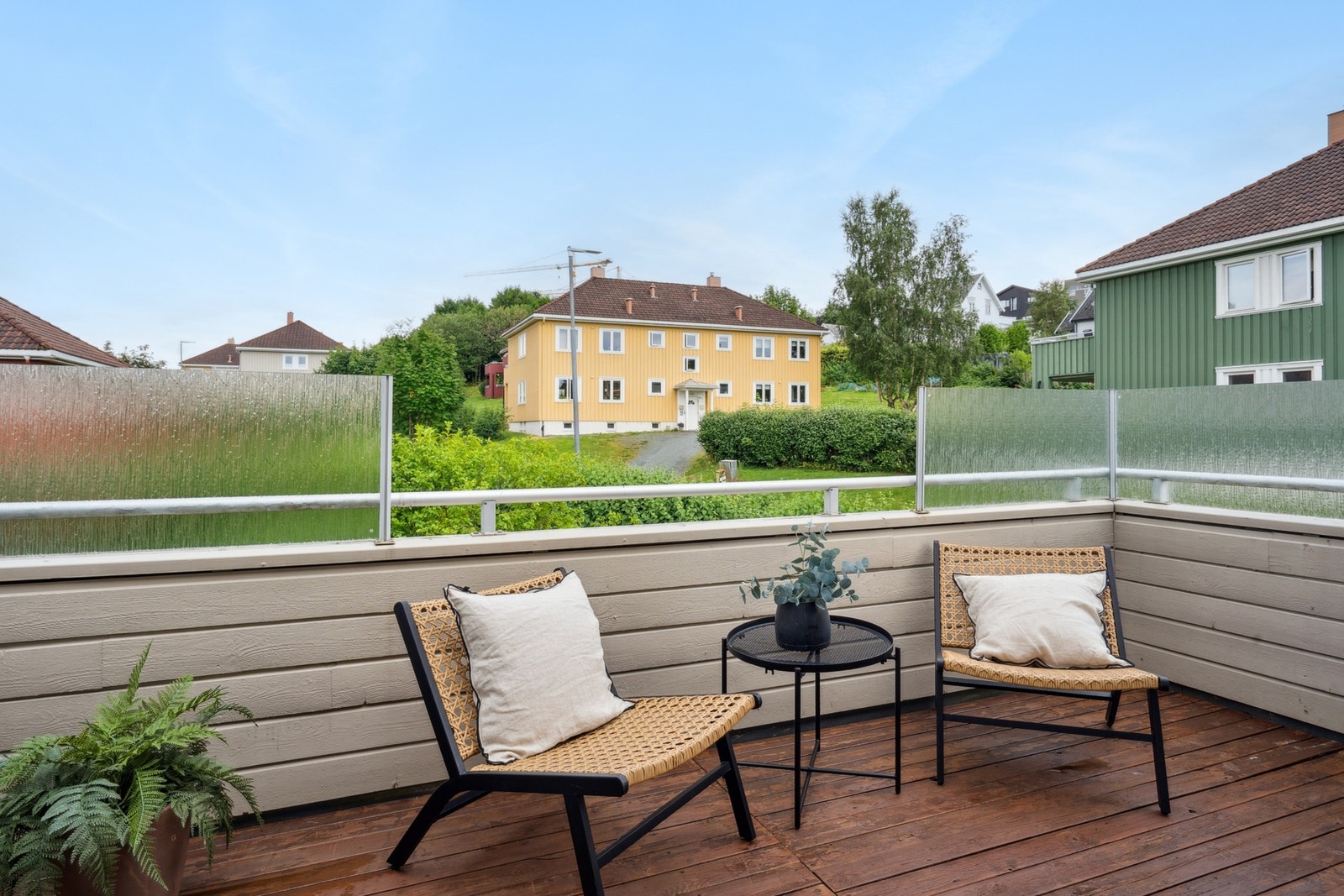 Romslig balkong som måler 9,5 kvm. Her kan du enkelt innrede med ønsket utemøblement. Galleribilde