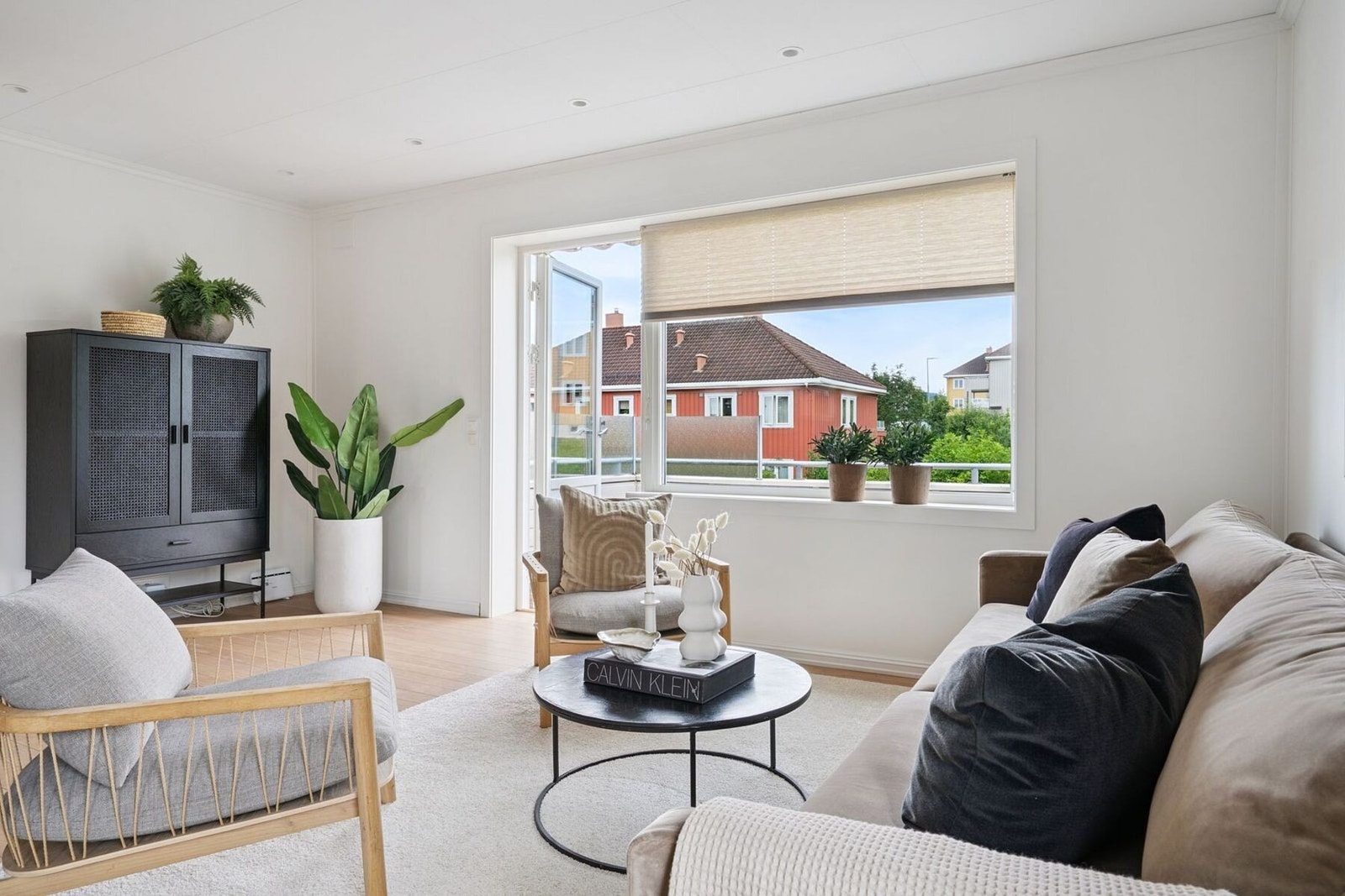 Fra stuen er det utgang til en romslig balkong som måler 9,5 kvm. Galleribilde