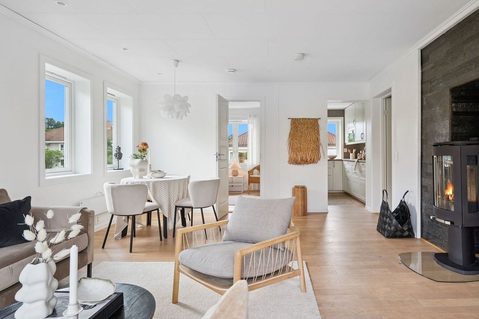 Stuen har gulvflater belagt med parkett og downlights i himlingen. Galleribilde