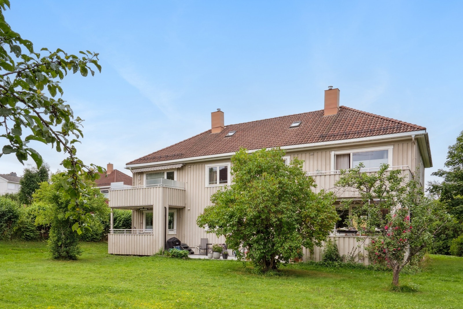 En lys og innbydende 3-roms leilighet beliggende i 2. etasje. Galleribilde