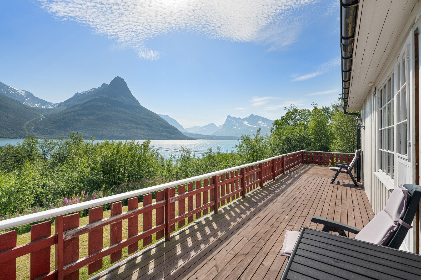 Sjarmerende enebolig i naturskjønne omgivelser med fantastisk utsikt.