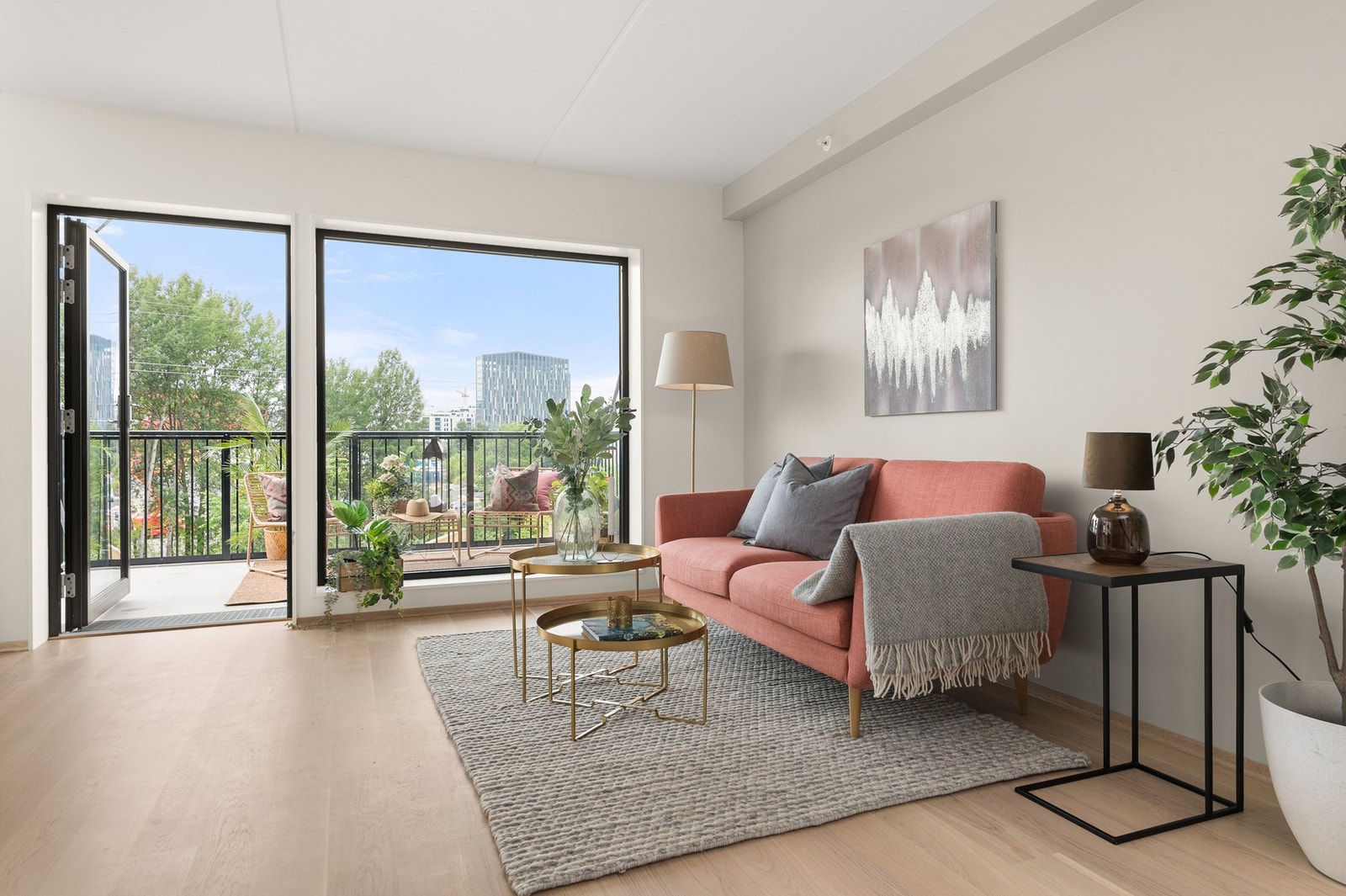 God plass til sofagruppe med tilhørende møblement. Bilde lånt fra stylet og tilsvarende leilighet etasjen over. Galleribilde