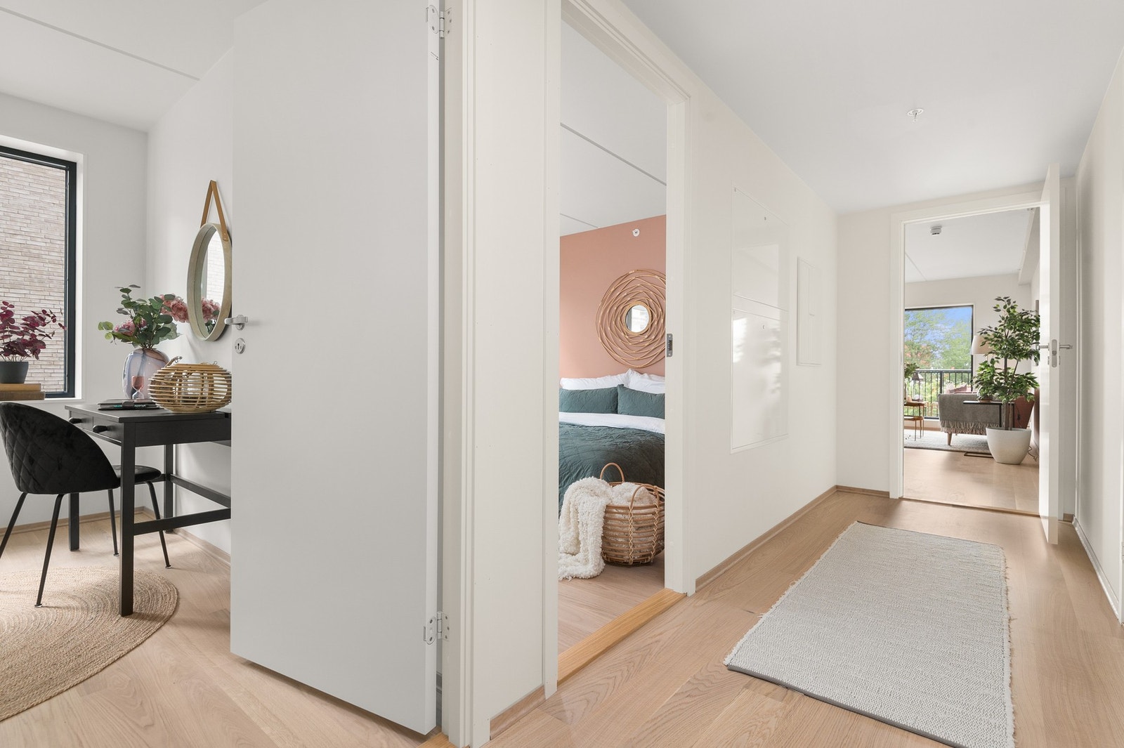 Moderne énstavs eikeparkett i samtlige oppholdsrom. Bilde lånt fra stylet og tilsvarende leilighet etasjen over. Galleribilde