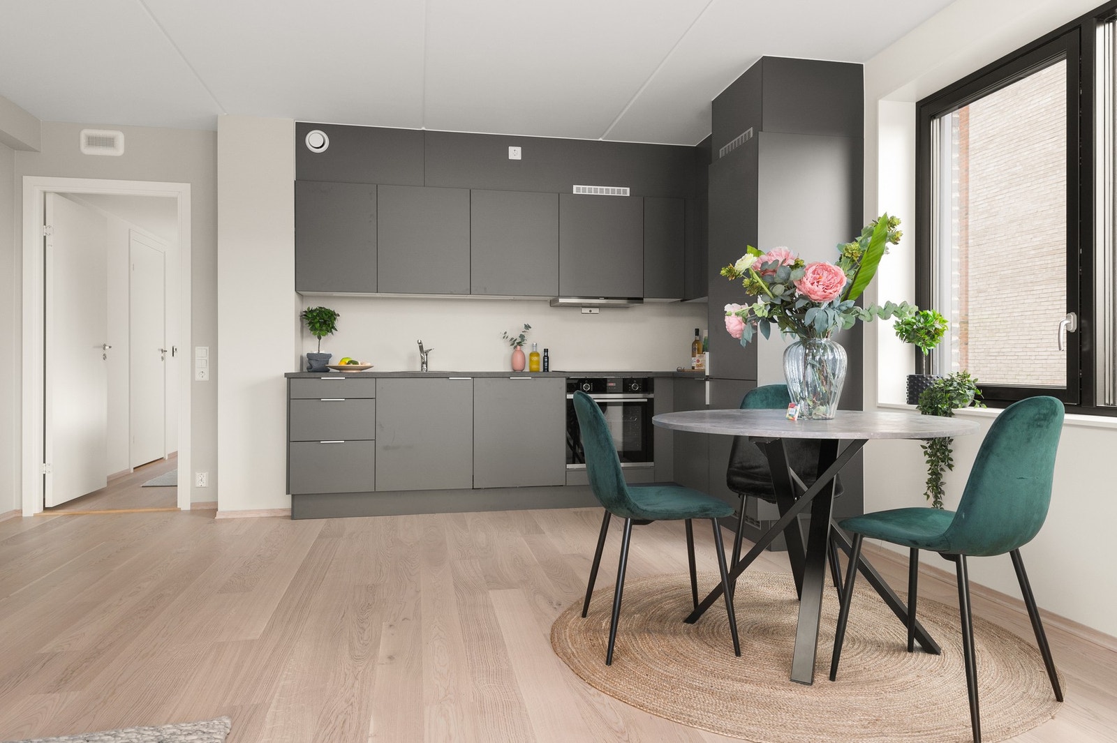 Stilren takhøy kjøkkeninnredning med slette fronter. Bilde lånt fra stylet og tilsvarende leilighet etasjen over. Galleribilde