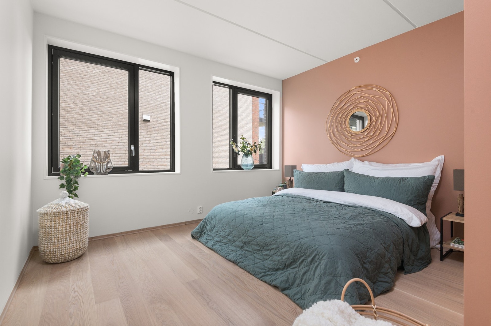 Soverom 1 av god størrelse med god plass til dobbeltseng. Bilde lånt fra stylet og tilsvarende leilighet etasjen over. Galleribilde