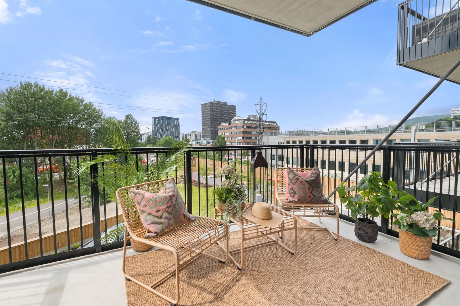 Velkommen til Selma Ellefsens vei 11C! En strøken hjørneleilighet på 67kvm. beliggende i 2. etasje i bygård som sto ferdig i 2022. Fotograf: LUMA foto. Bilde lånt fra stylet tilsvarende leilighet etasjen over. Galleribilde