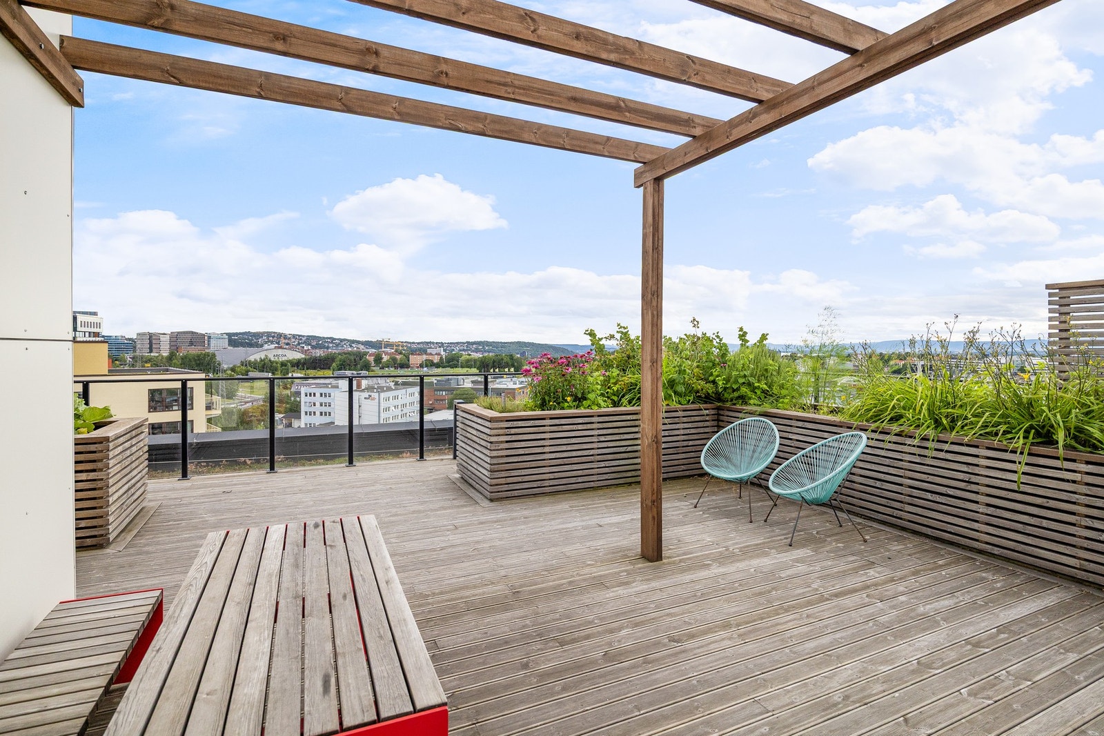 Borettslaget har felles takterrasse med med div. møblering og beplantning. Galleribilde
