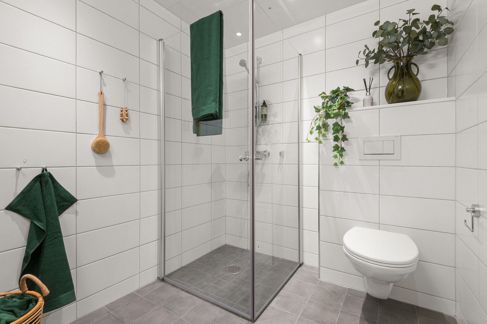 Stor dusjsone med infellbare dusjdører i glass. Bilde lånt fra stylet og tilsvarende leilighet etasjen over. Galleribilde