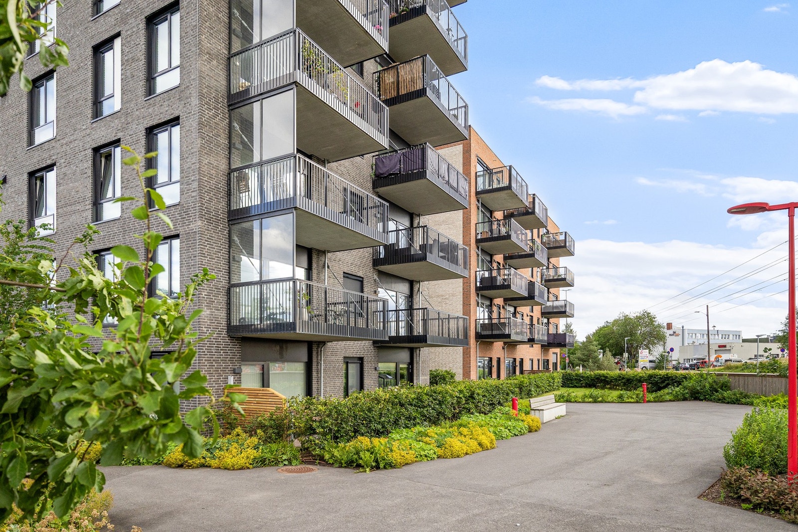 Rett utenfor balkongen er det et pent opparbeidet område uten parkering. Galleribilde