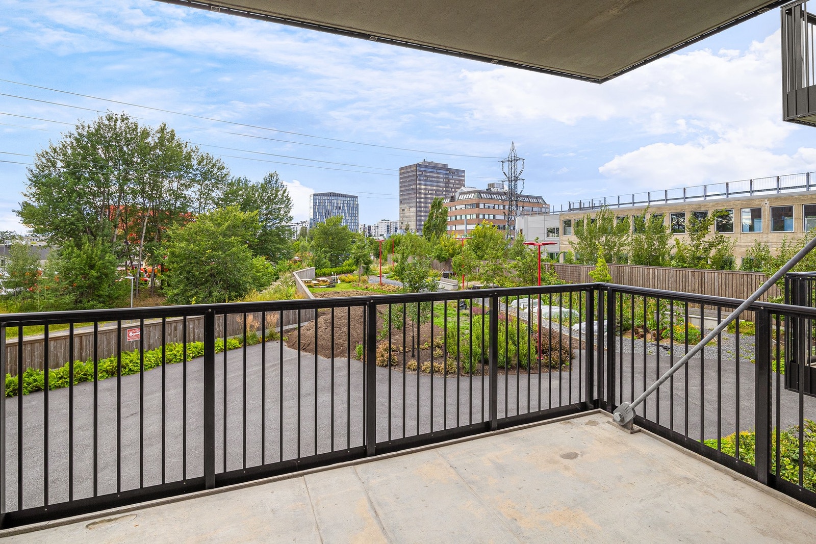 Balkongen er overbygget, noe som øker bruksverdien. Galleribilde