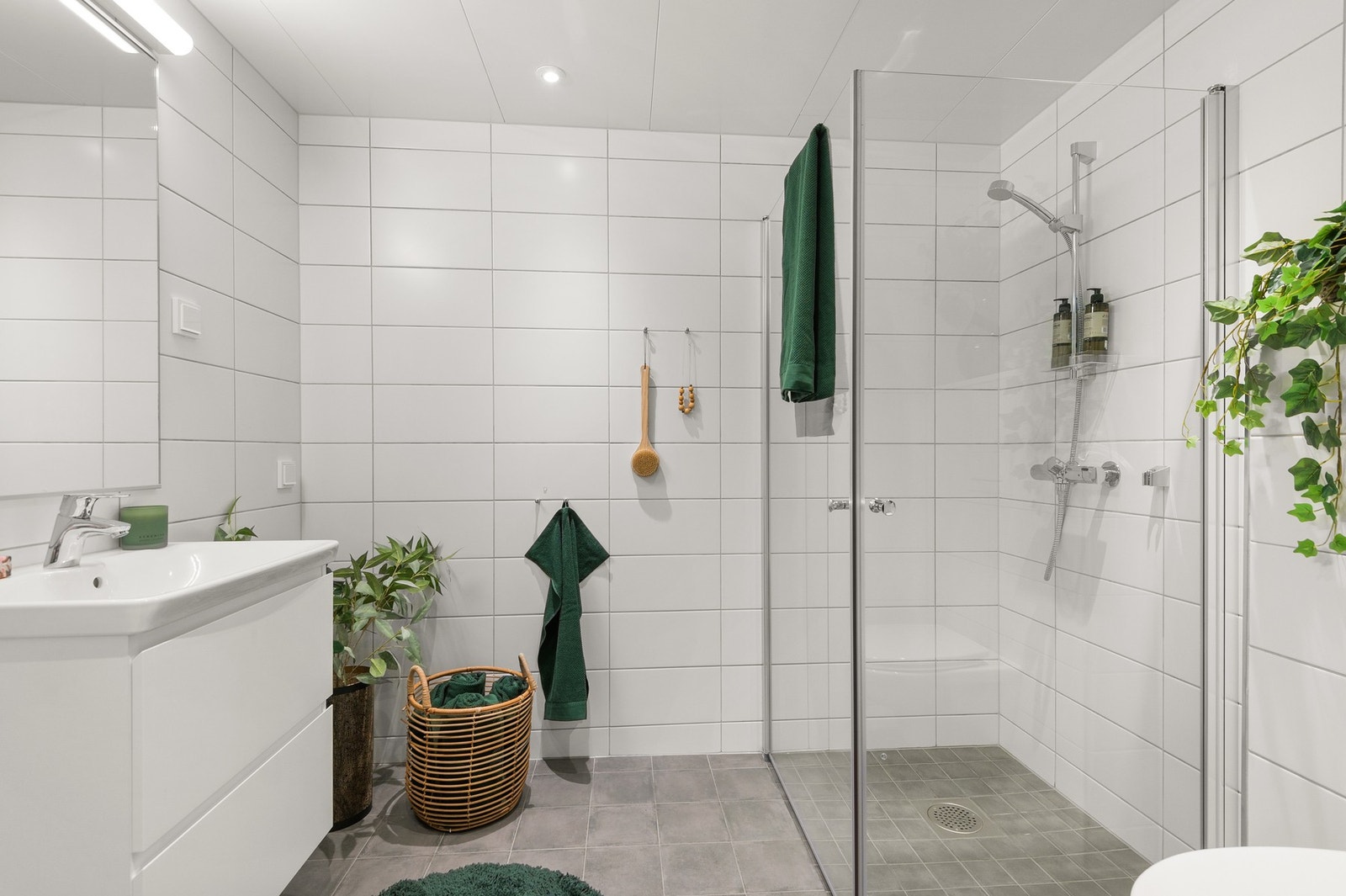 Delikat bad med flislagte vegger og flislagt gulv med vannbåren gulvvarme. Malt himling med dimbare downlights. Bilde lånt fra stylet og tilsvarende leilighet etasjen over. Galleribilde