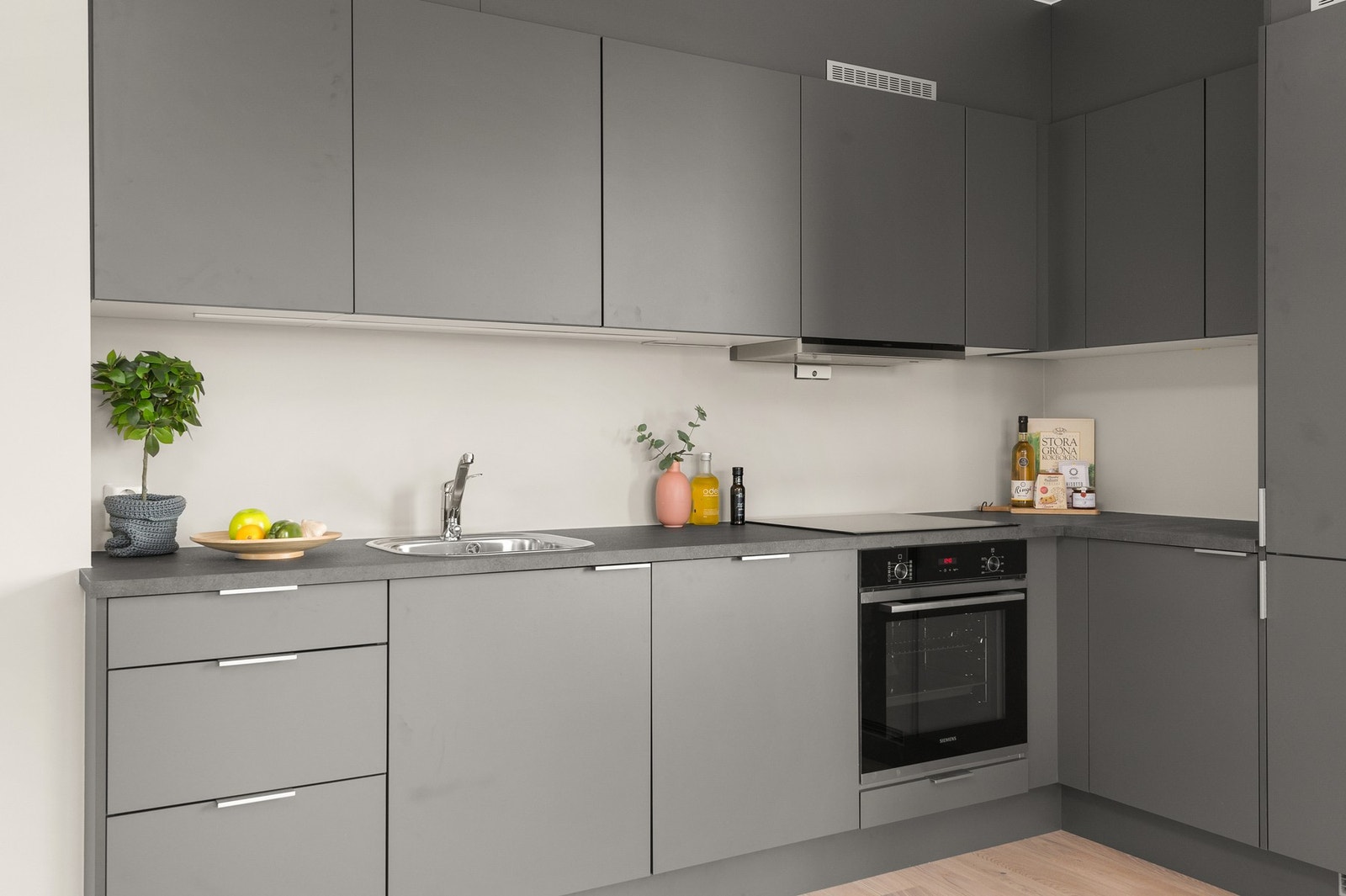 Integrerte hvitevarer i form av induksjonsplatetopp, stekeovn m/pyrolyse, oppvaskmaskin og kjøle-/fryseskap. Komfyrvakt og waterguard/vannstoppeventiler er montert. Bilde lånt fra stylet og tilsvarende leilighet etasjen over. Galleribilde