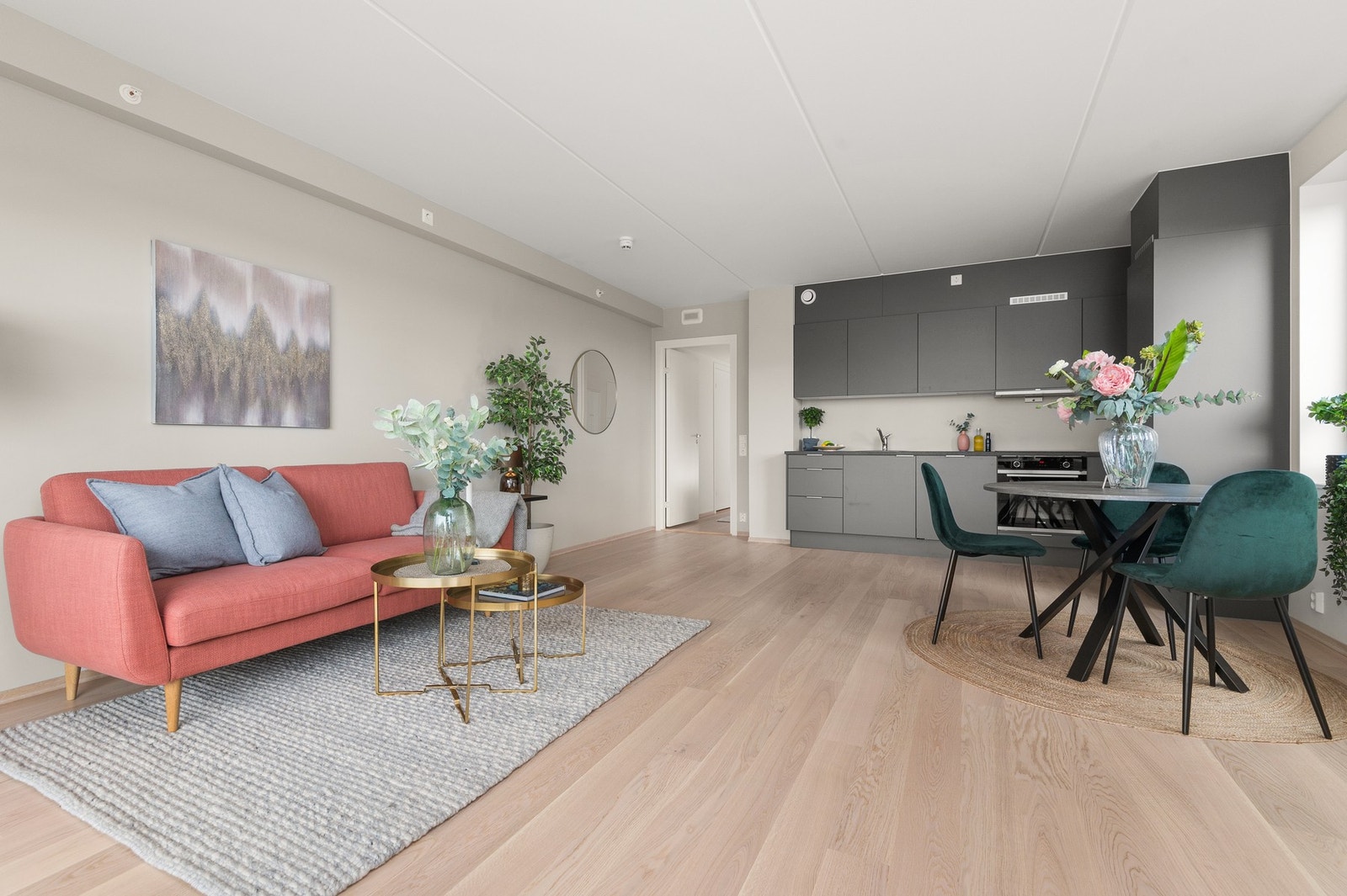 Moderne åpen stue- og kjøkkenløsning med god soneinndeling. Bilde lånt fra stylet og tilsvarende leilighet etasjen over. Galleribilde