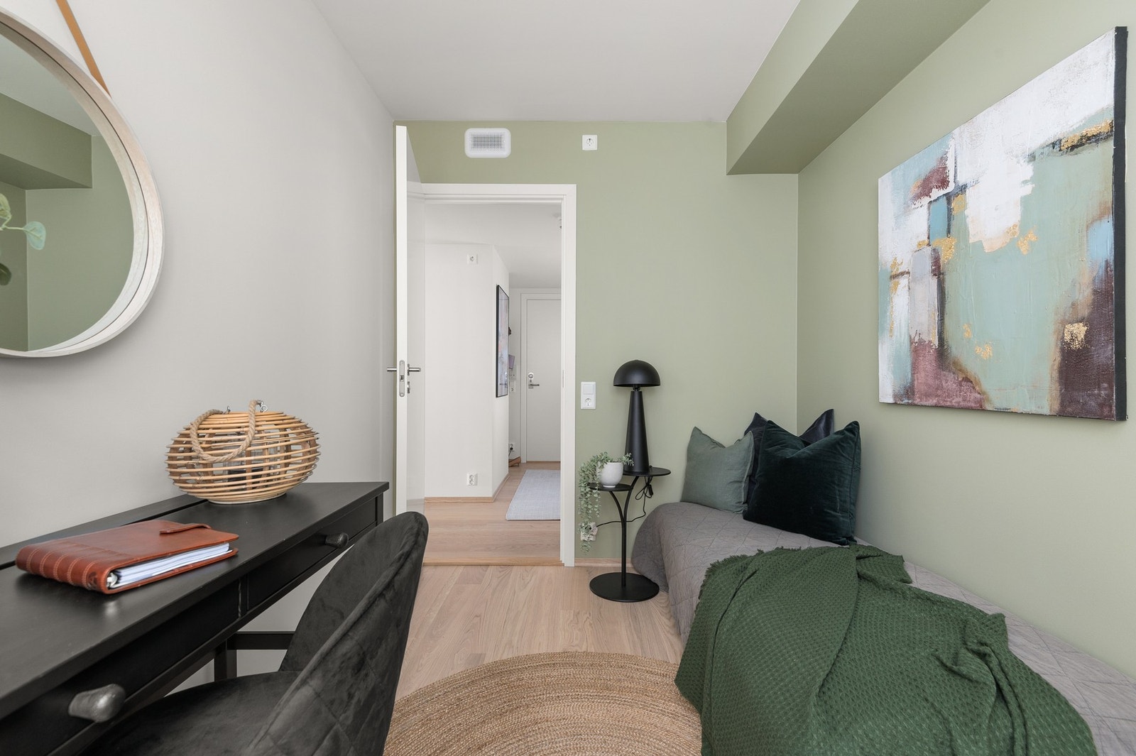 Soverom 2. Bilde lånt fra stylet og tilsvarende leilighet etasjen over. Galleribilde