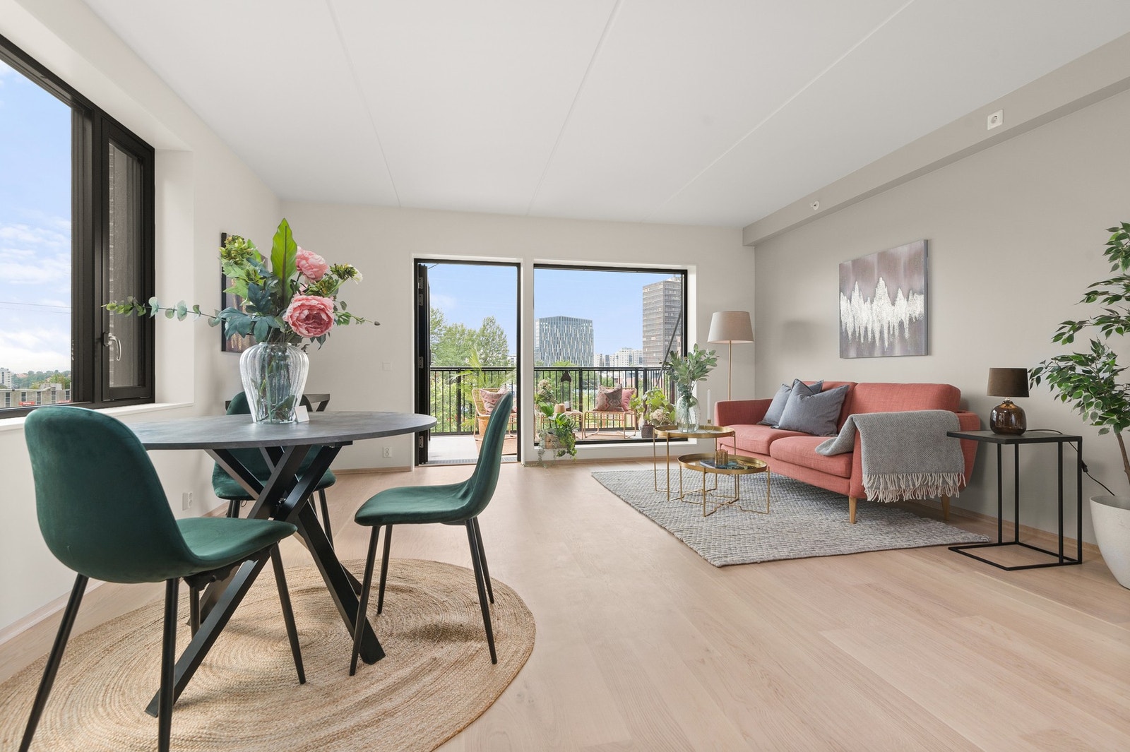 Store vindusflater fra 2 himmelretninger sørger for gode lysforhold. Bilde lånt fra stylet og tilsvarende leilighet etasjen over. Galleribilde