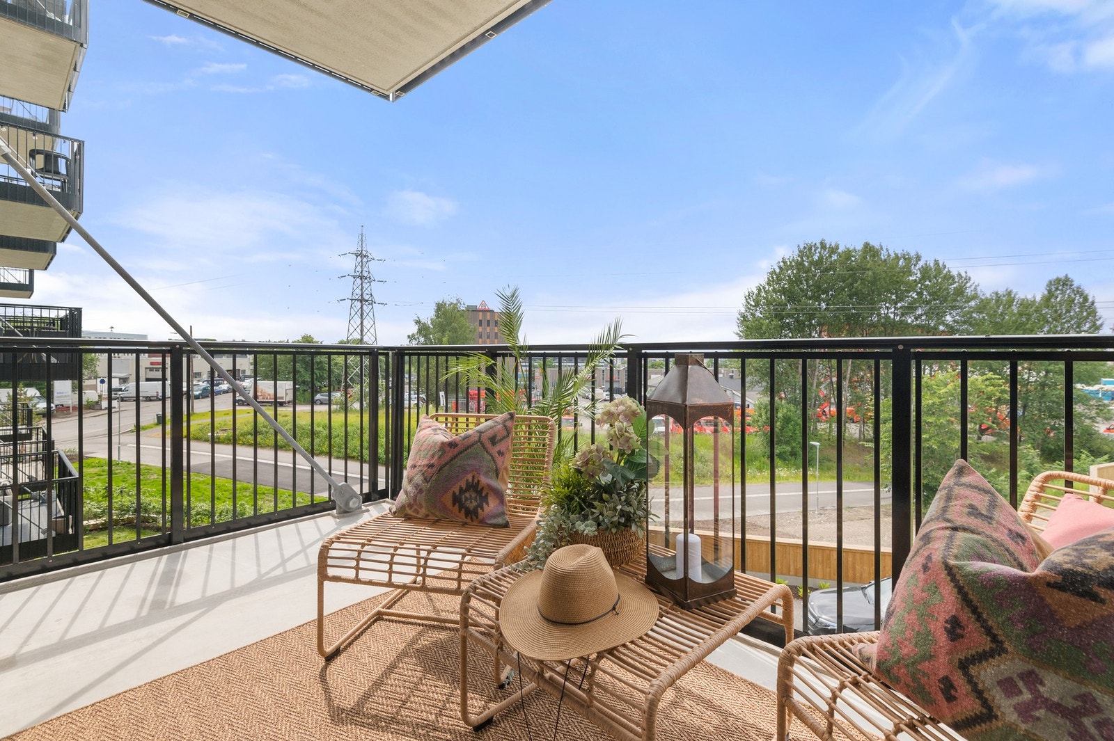 Fra stuen er det utgang til stor balkong på ca. 9 kvm. Bilde lånt fra stylet og tilsvarende leilighet etasjen over. Galleribilde