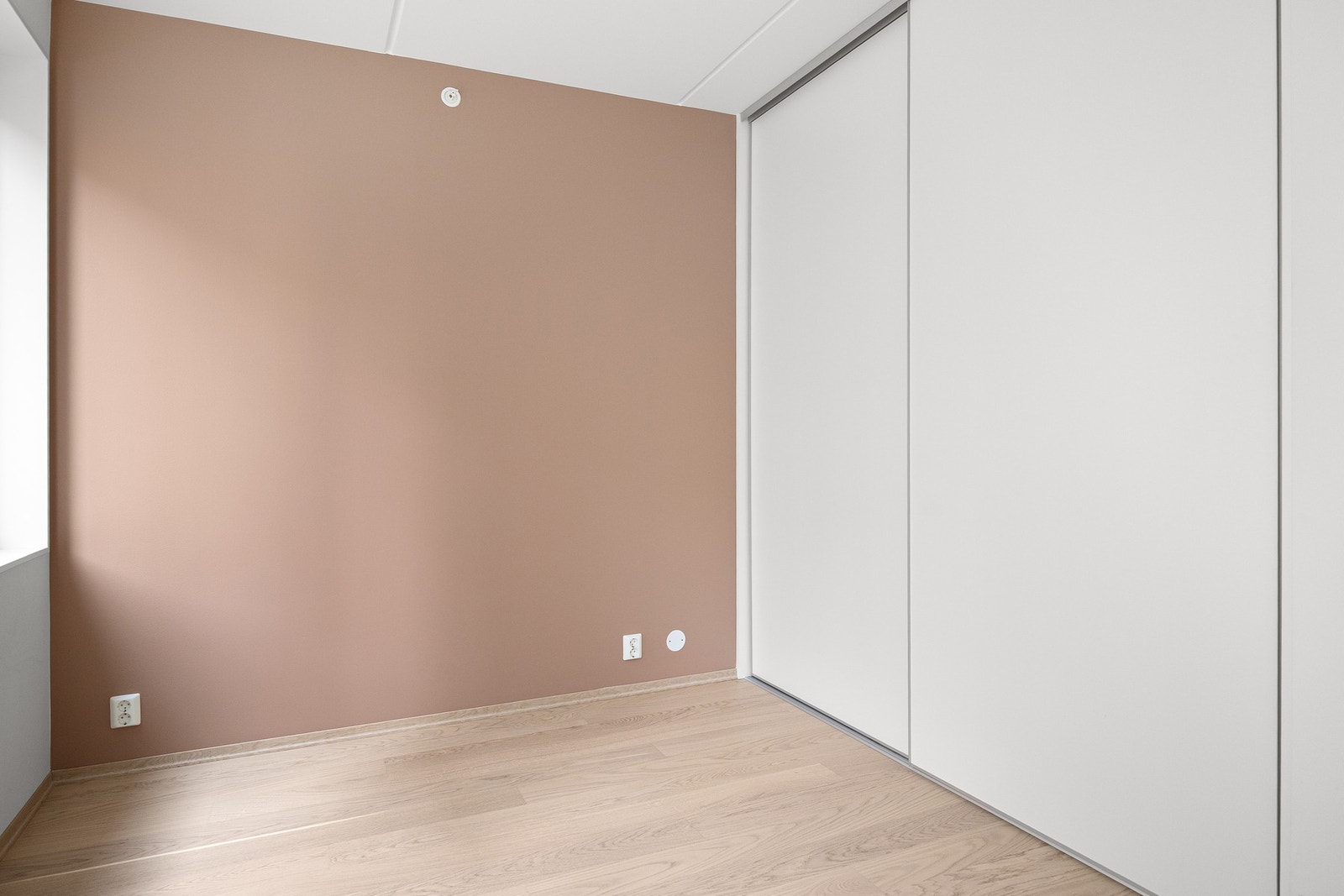 God plass til oppbevaring i stor skyvedørsgarderobe. Galleribilde