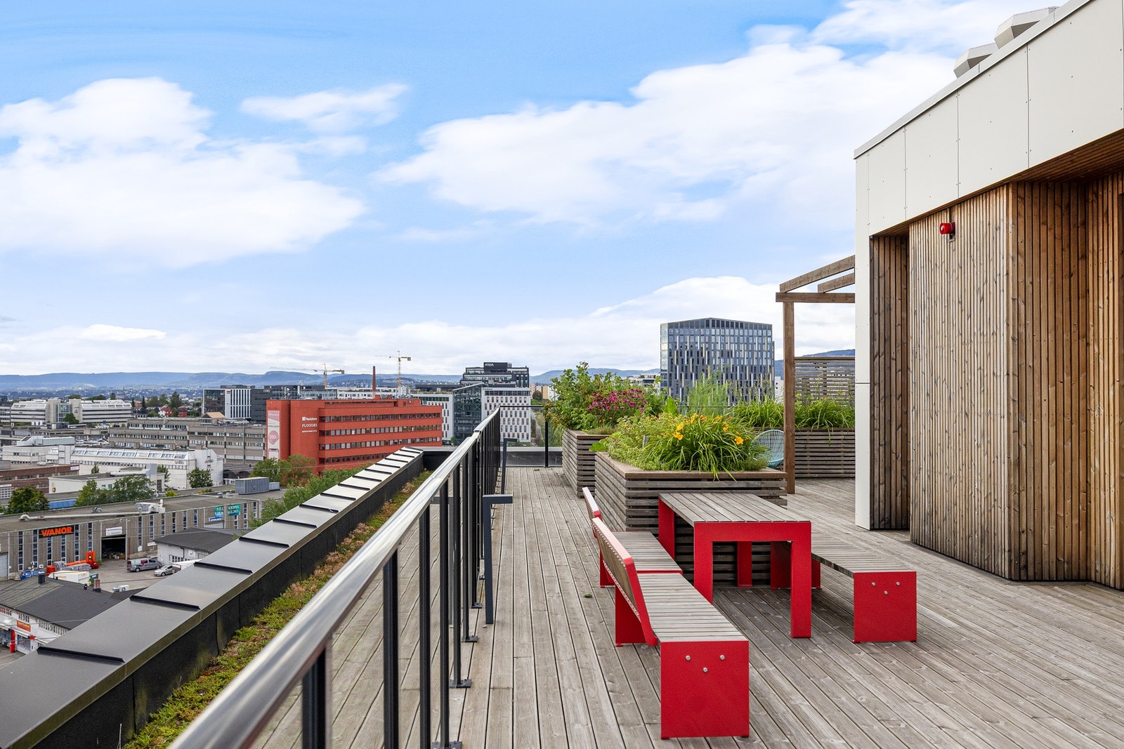 Takterrasen er godt innredet med ulike soner. Galleribilde