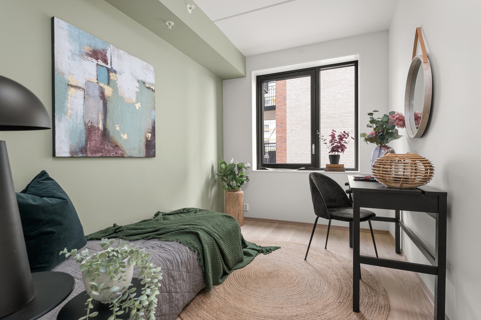 Soverom 2 er egnet som soverom, gjesterom eller hjemmekontor. Bilde lånt fra stylet og tilsvarende leilighet etasjen over. Galleribilde