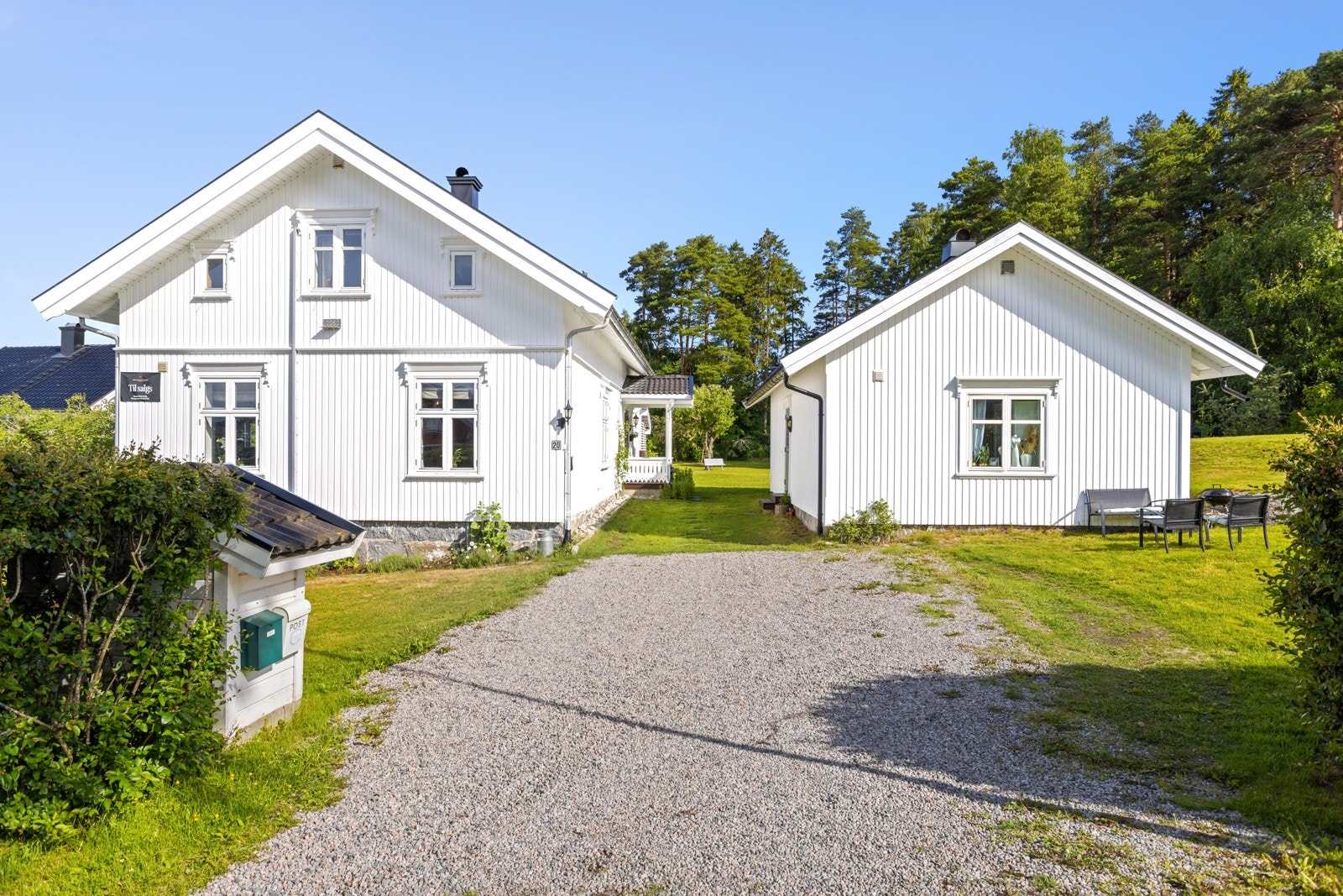 På eiendommen står det et separat bryggerhus på ca. 48 kvm, bestående av kjøkken, stue, bad og to soverom Galleribilde