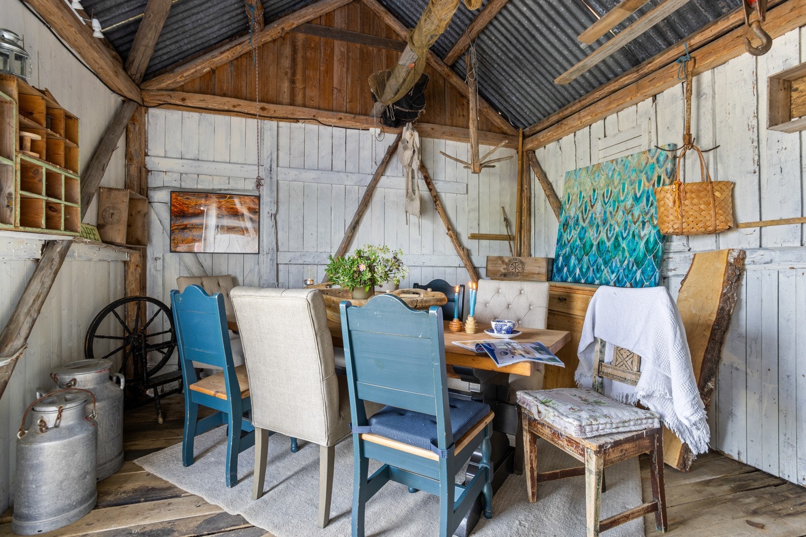 Sjøboden har en autentisk atmosfære, og her er det plass til et spisebord for hyggelige måltider Galleribilde