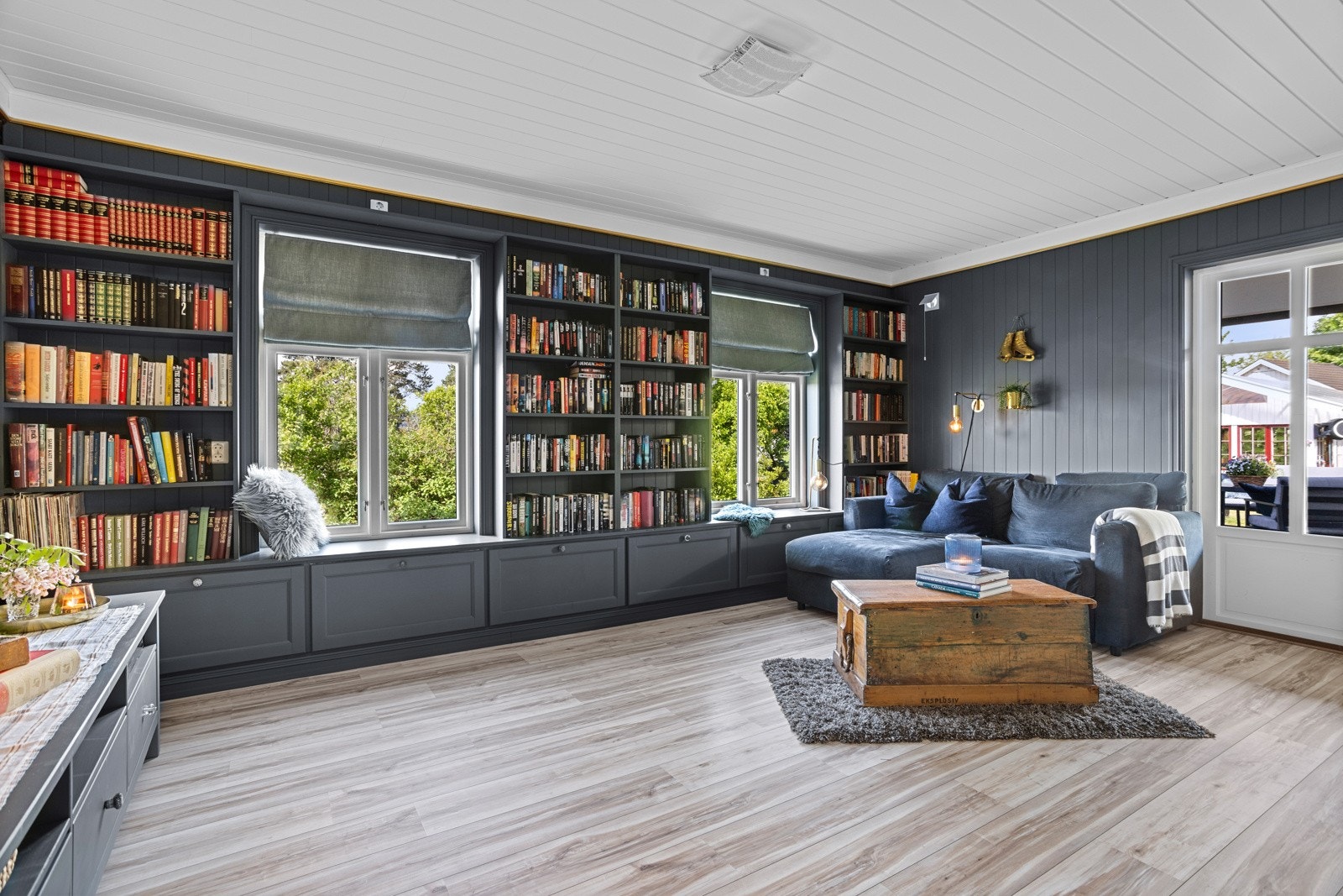 Vegg i vegg med hovedstuen har villaen en meget pen tv-stue med utgang til den store terrassen - et ekstra oppholdsrom for lek, vennebesøk og avslapning Galleribilde