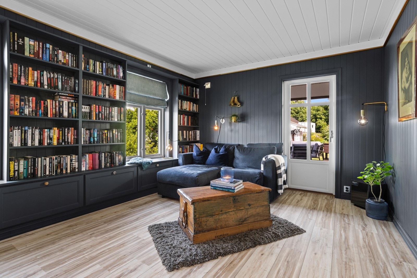 På gulvet er det lagt 1-stavs laminat, mens veggene er kledd med laftet tømmer og panel malt i en mørk blånyanse i 2019 Galleribilde