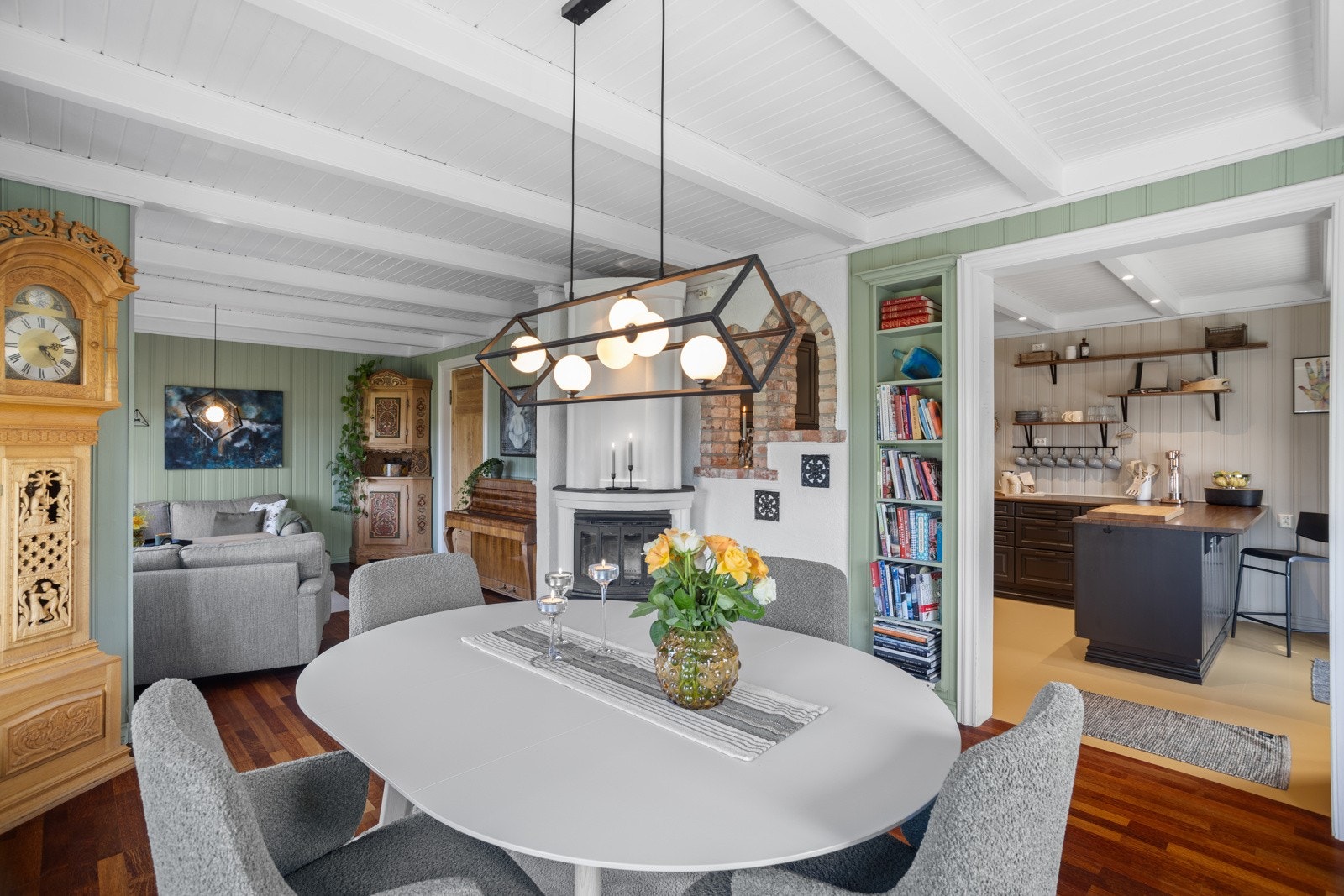 Stuen er naturlig inndelt i ulike brukssoner, og det passer utmerket å innrede med spisebord utenfor kjøkkenet Galleribilde