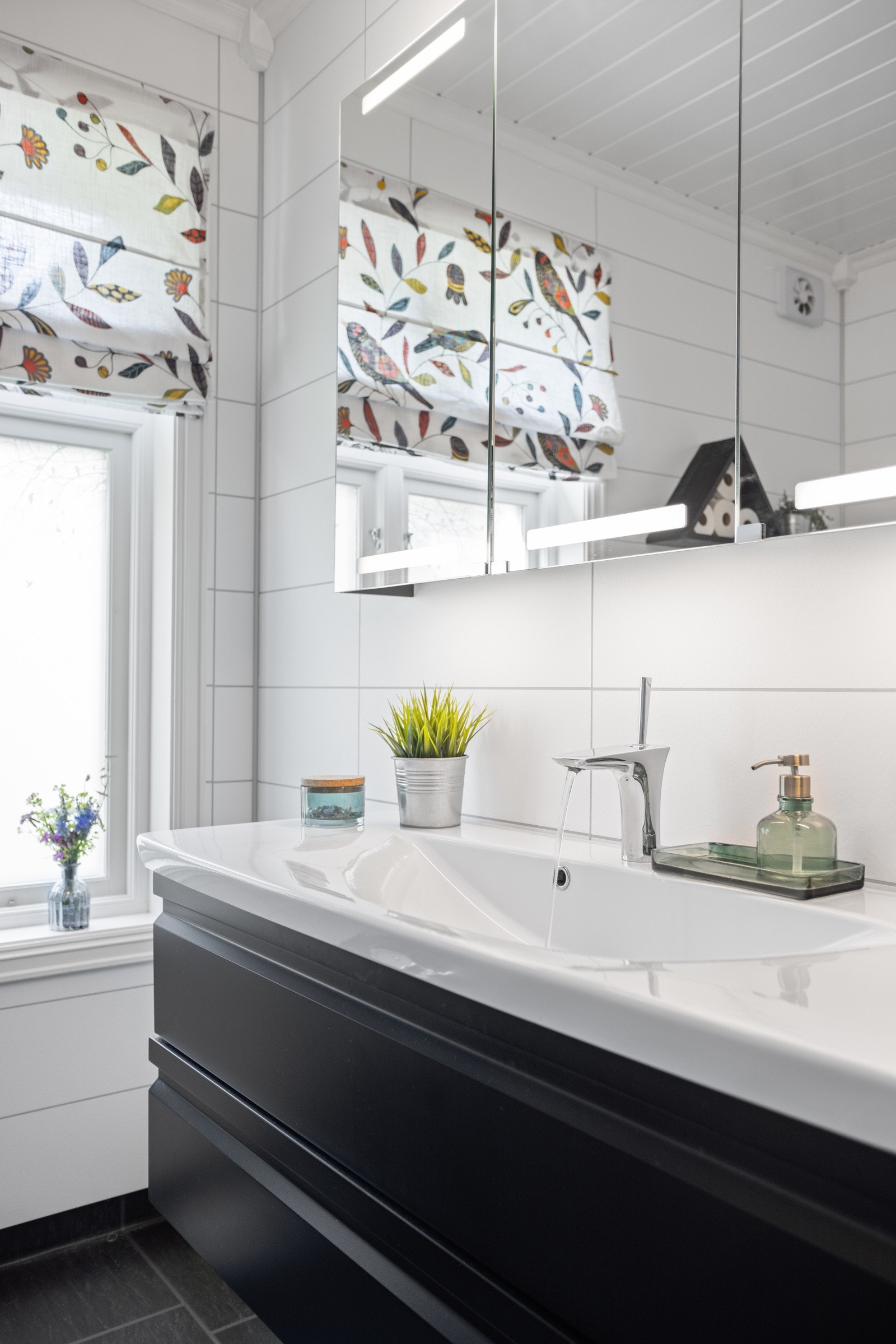 Hovedbadet er en del av tilbygget fra 2011/12, med flismønstret vinylbelegg på gulvet og hvite våtromsplater med flismønster på veggene Galleribilde