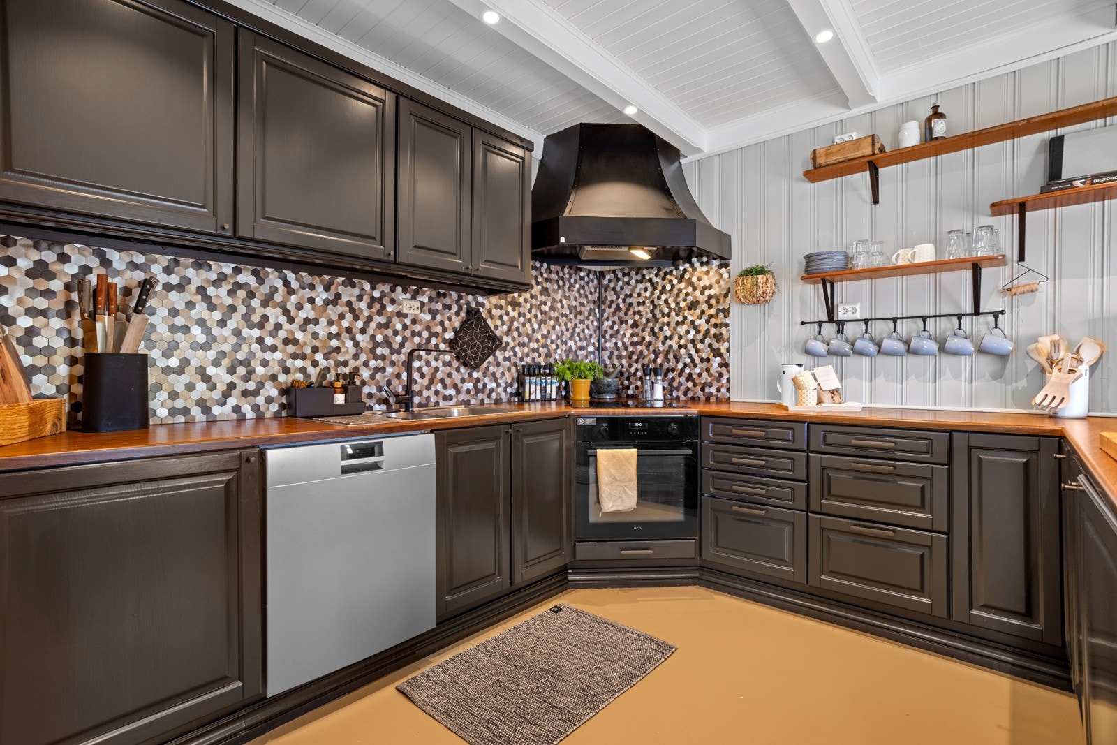 Selve kjøkkenet er av typen NettoLine, og er oppført i en smart u-form med god arbeidsplass - her kan både store og små bli med på matlagingen Galleribilde