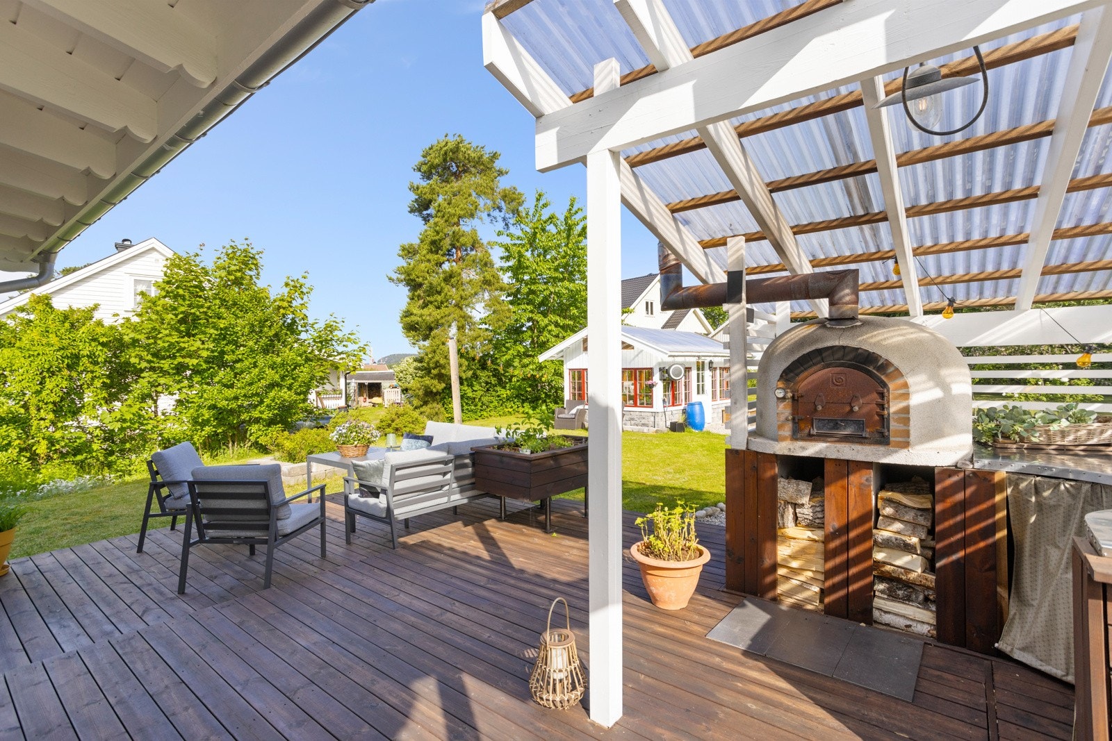 Terrassen innredes enkelt i ulike soner, og innbyr til store, sosiale sammenkomster med god mat og drikke Galleribilde