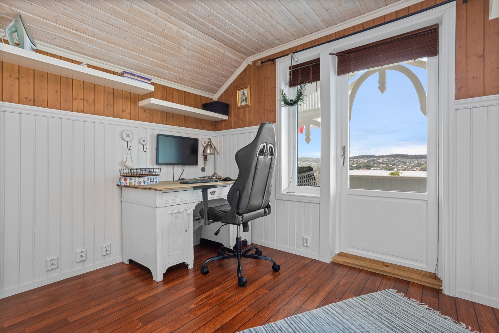 Langs kneveggen står det hvite, profilerte skap med god oppbevaringsplass Galleribilde