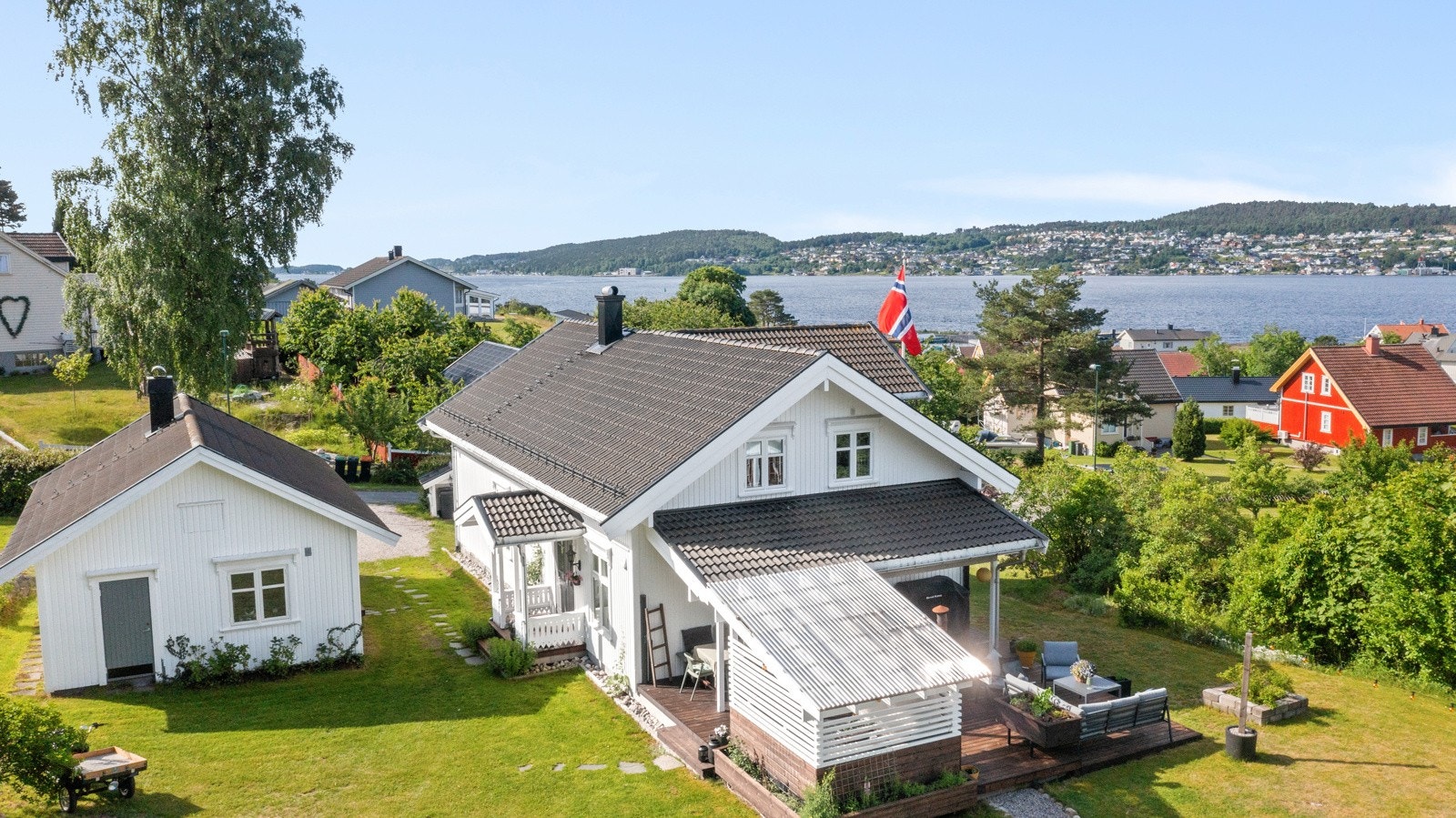 Deler av eiendommen er naturtomt med fjell i dagen, og rundt om på tomten er det flere koselige kriker og kroker der man kan trekke seg tilbake for litt egentid Galleribilde