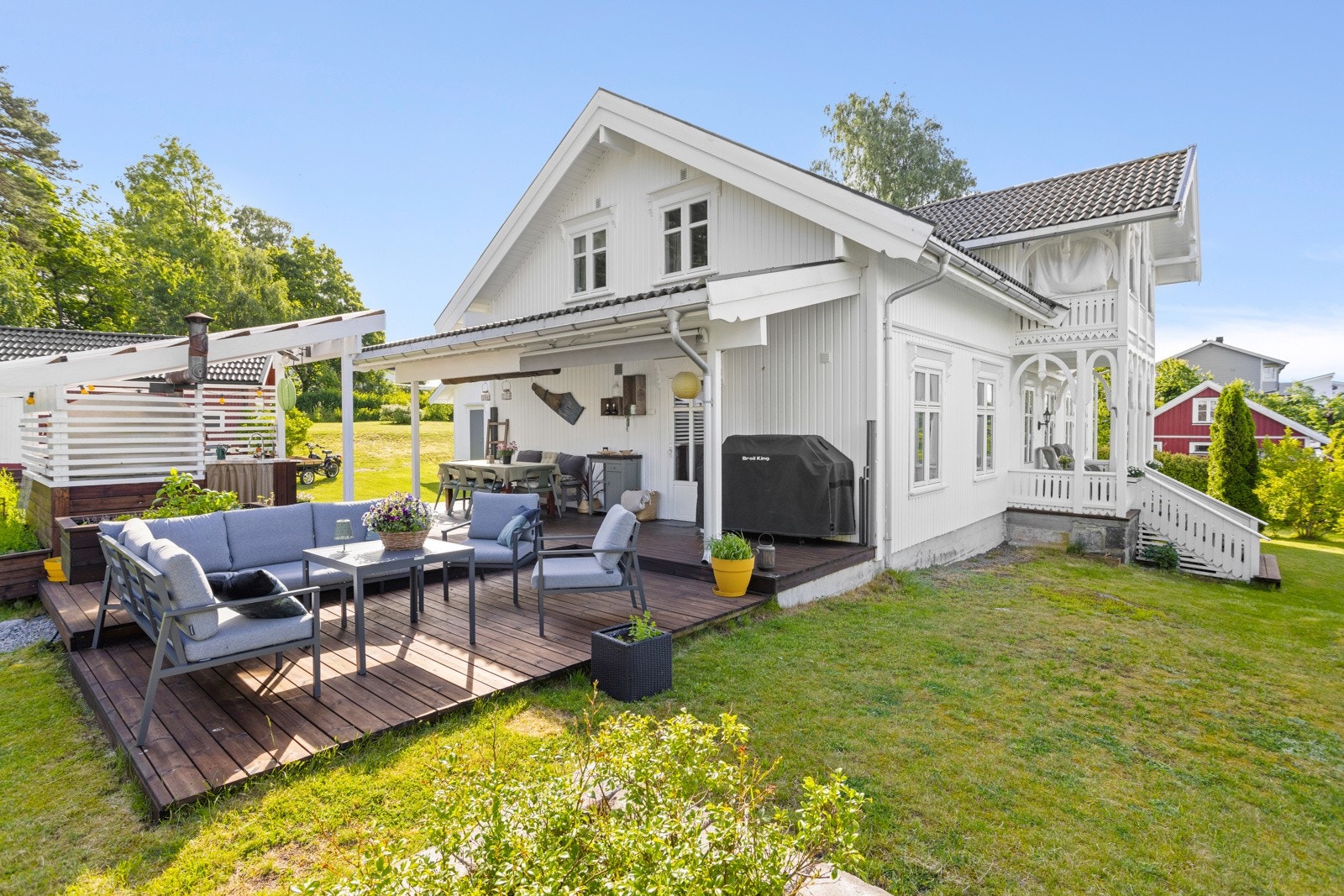 Fra tv-stuen er det utgang til en stor og herlig markterrasse mot nord, med pergola og MøreRoyal fra 2014 Galleribilde